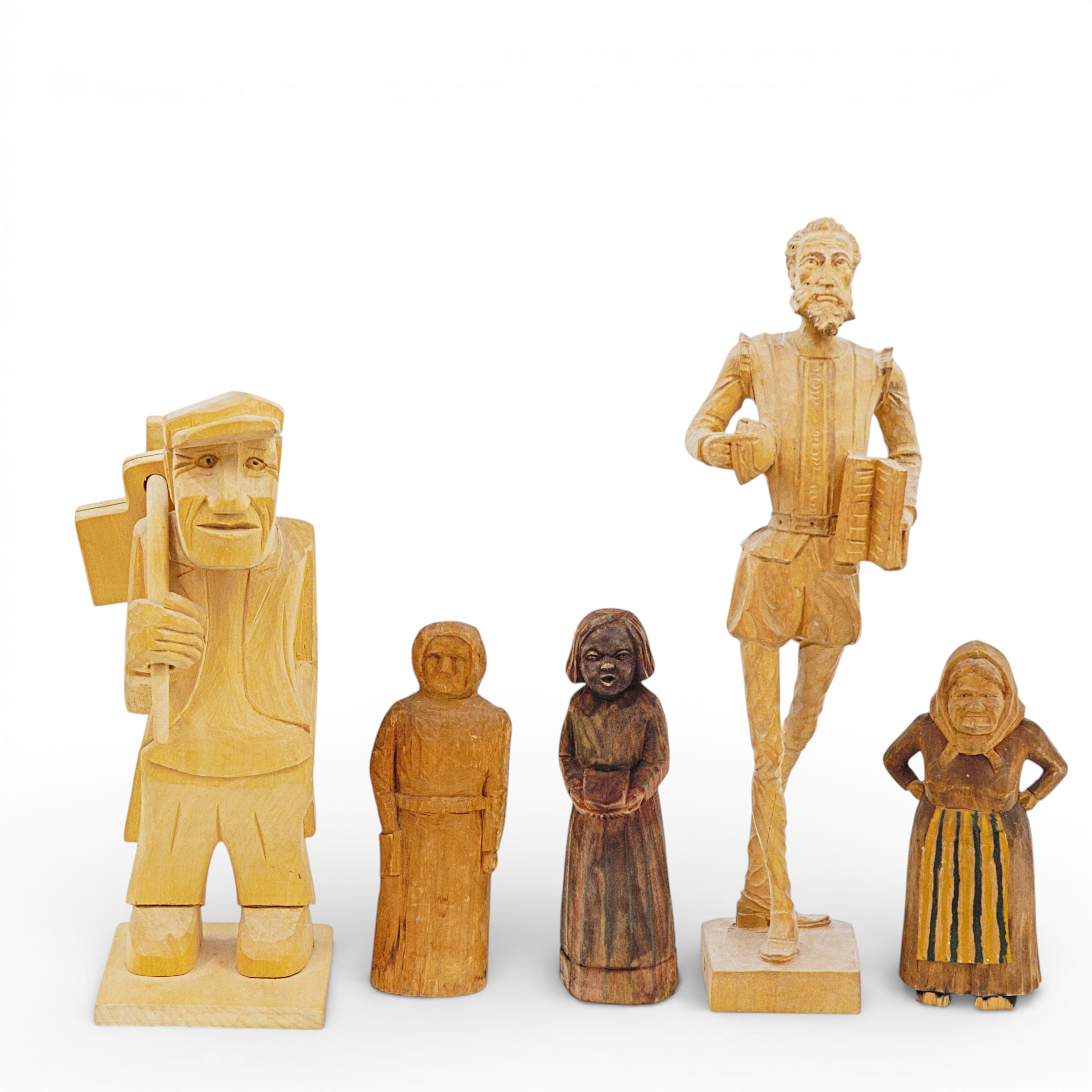 OIDENTIFIERAD KONSTNÄR. Skulpturer, 7 st, snidat och bemålat trä, bl.a. 1700-tals person och tre gummor, 1900-tal.