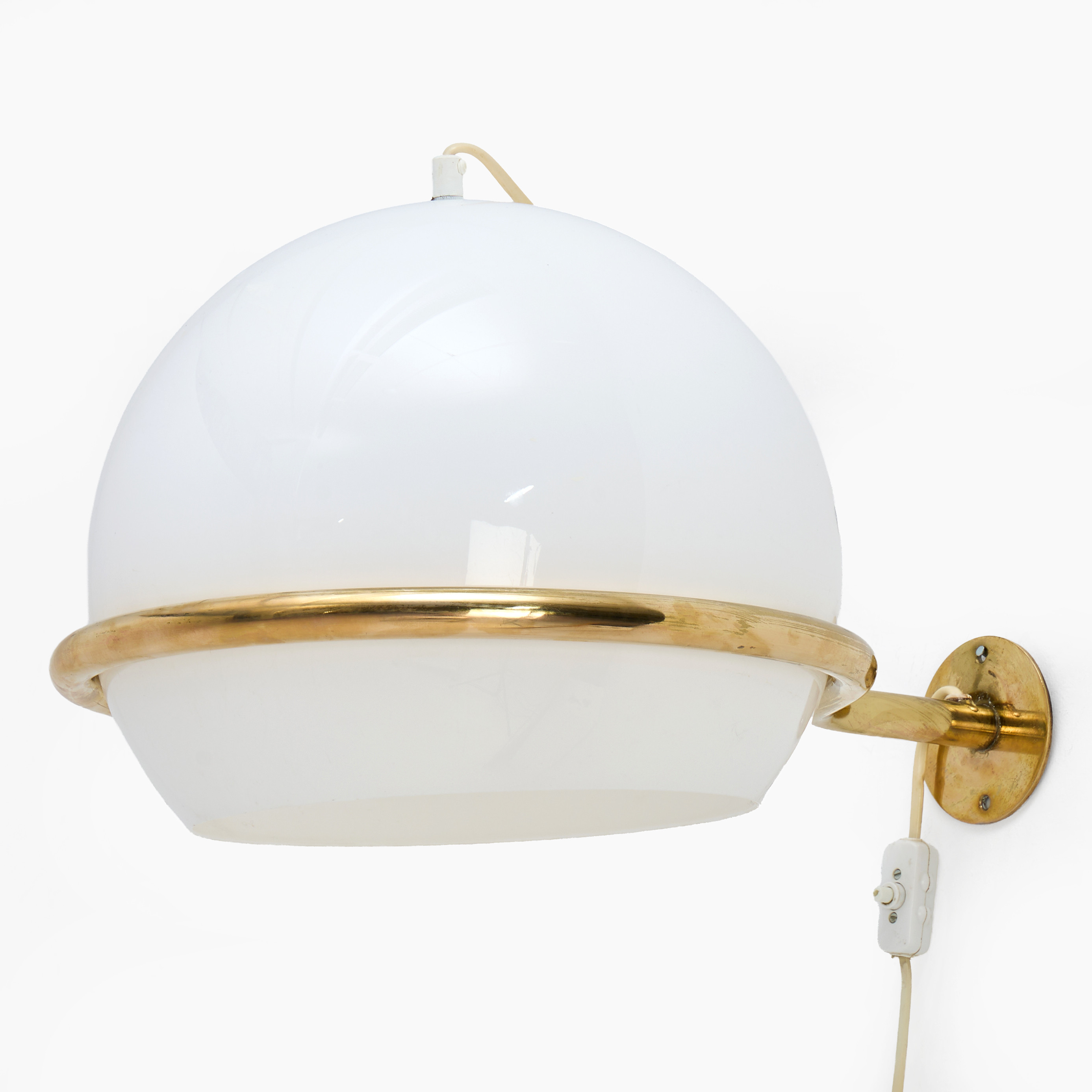 RUUD EKSTRAND & CHRISTER NORMAN. Vägglampa, "V-40", för Bergboms, mässing, skärm i vit plast, 1970-tal.