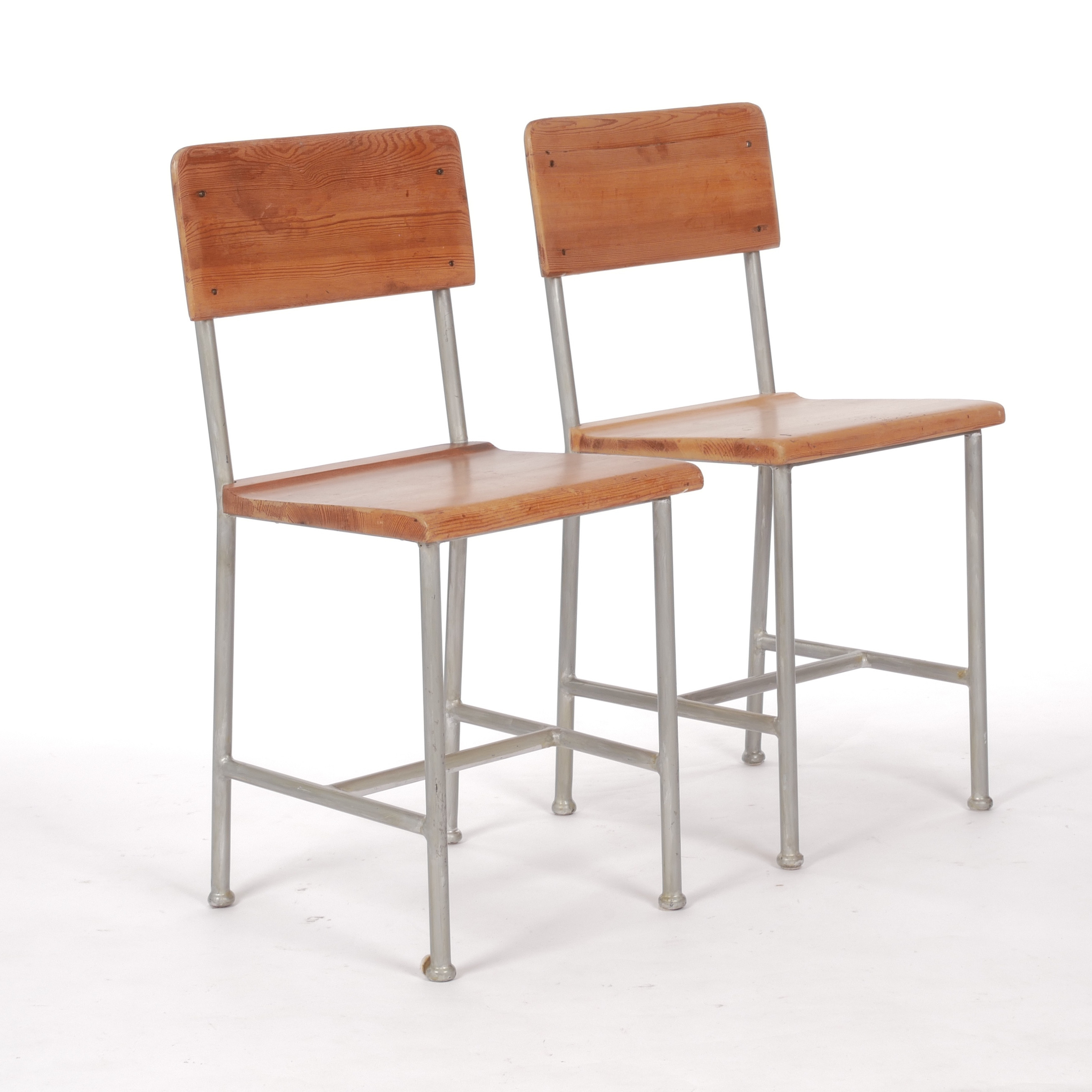 STOLAR 2 st, furu på metallben, 1900-talets mitt.