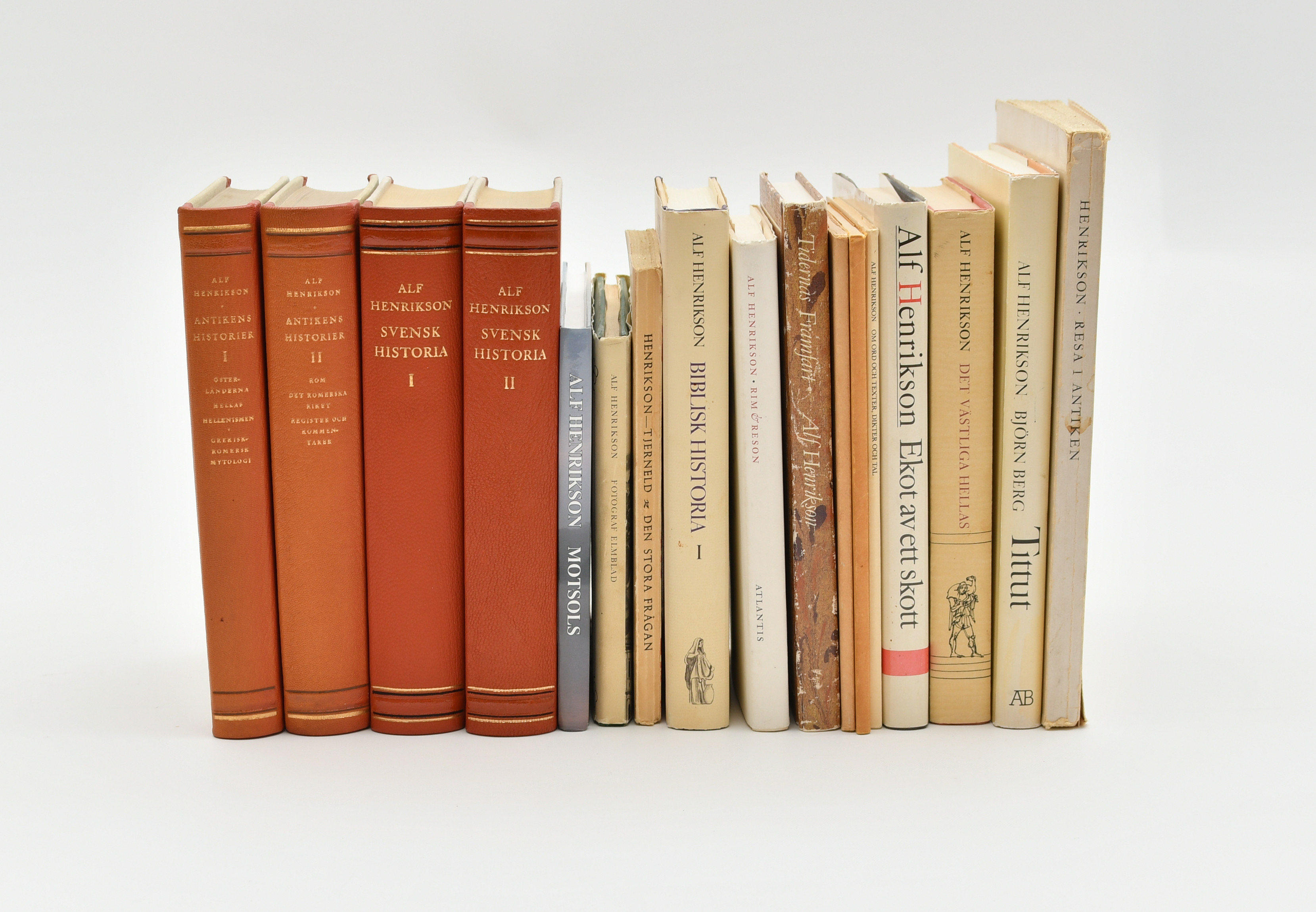 Samling böcker av Alf Henrikson. 17 Volymer.