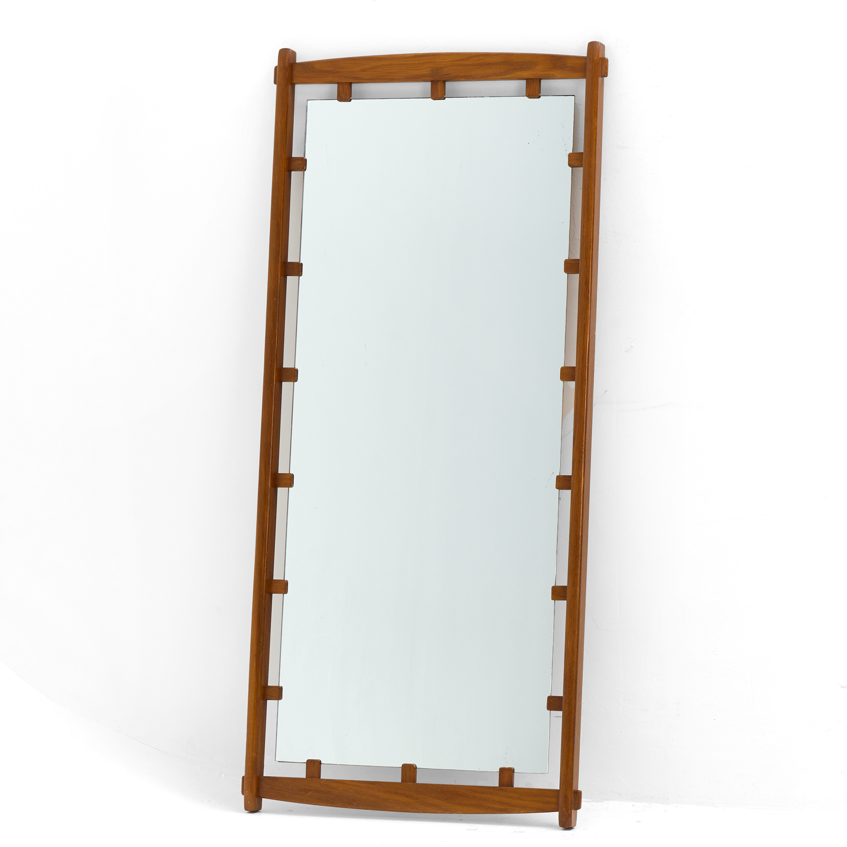 SPEGEL, modell 7033, ram i teak med genombrutet spegelfäste, Glas & Trä, Hovmantorp, 1950-tal.