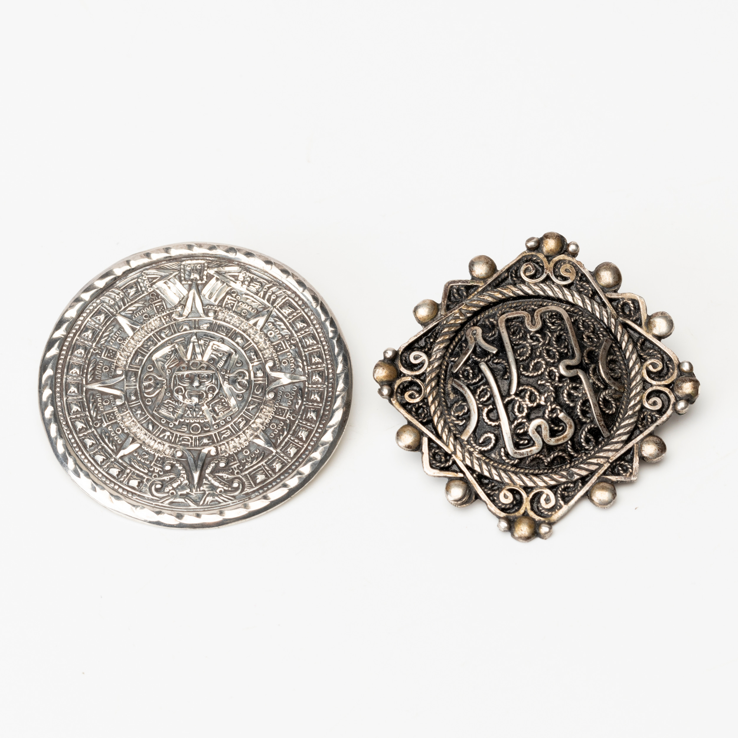 BROSCHER, 2 st, sterling silver och silver, Mexiko samt Mellan Östern.