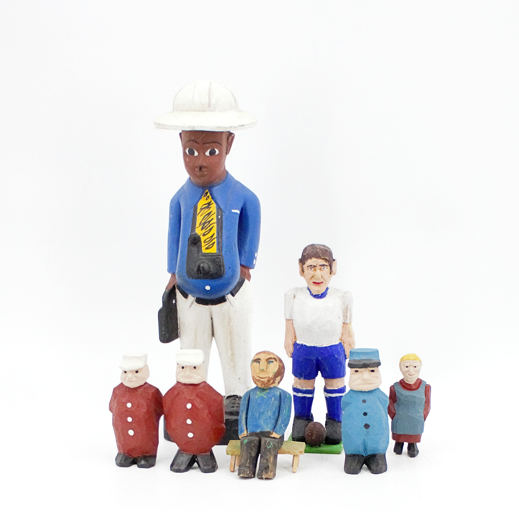 OIDENTIFIERAD KONSTNÄR. Skulpturer, 6 st, snidat och bemålat trä, bl.a. fotbollsspelare och man med tropikhjälm, 1900-tal.