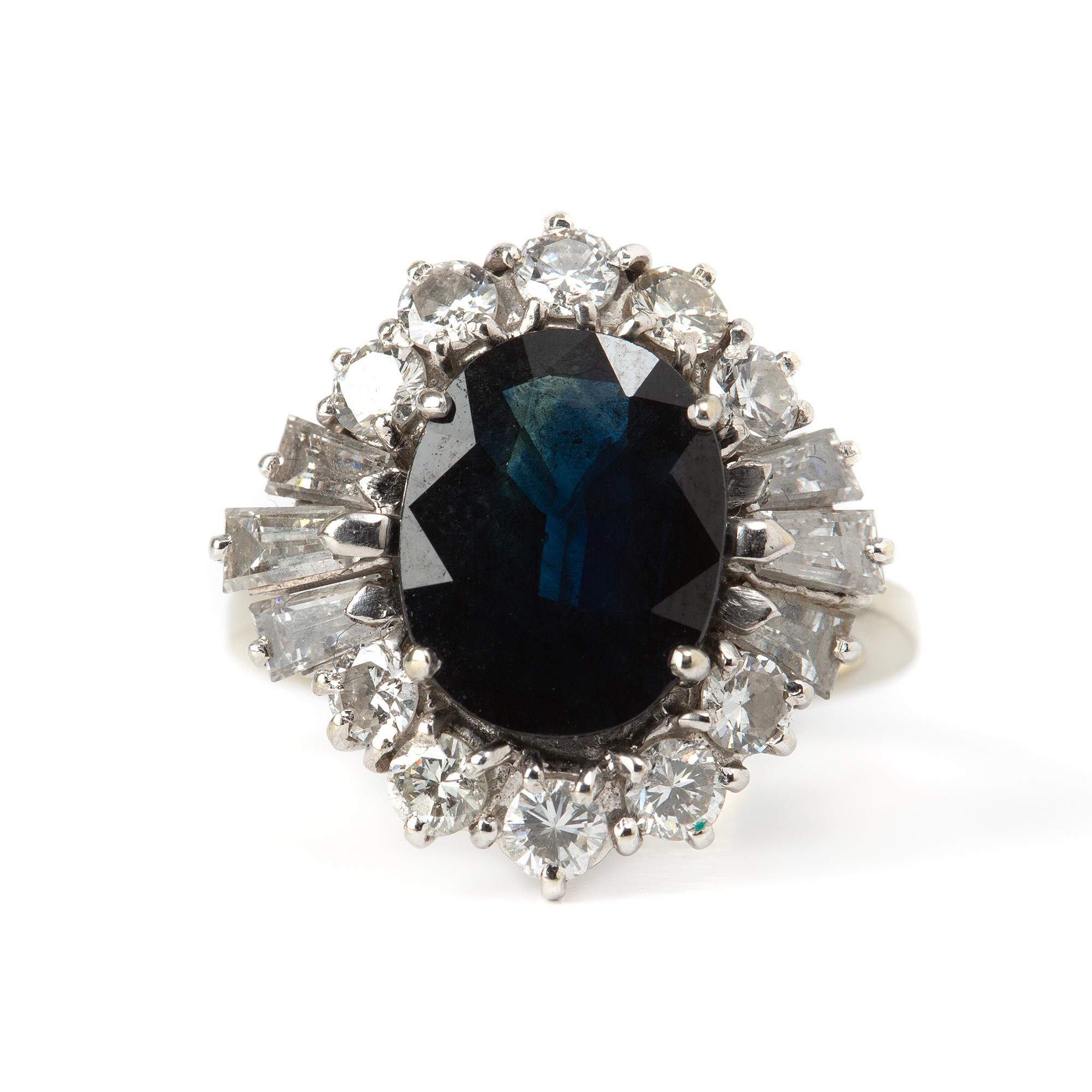 RING, 18K vitguld med briljantslipade och trapetsslipade diamanter totalt ca 1.20 ct samt fasettslipad safir 3.00 ct.