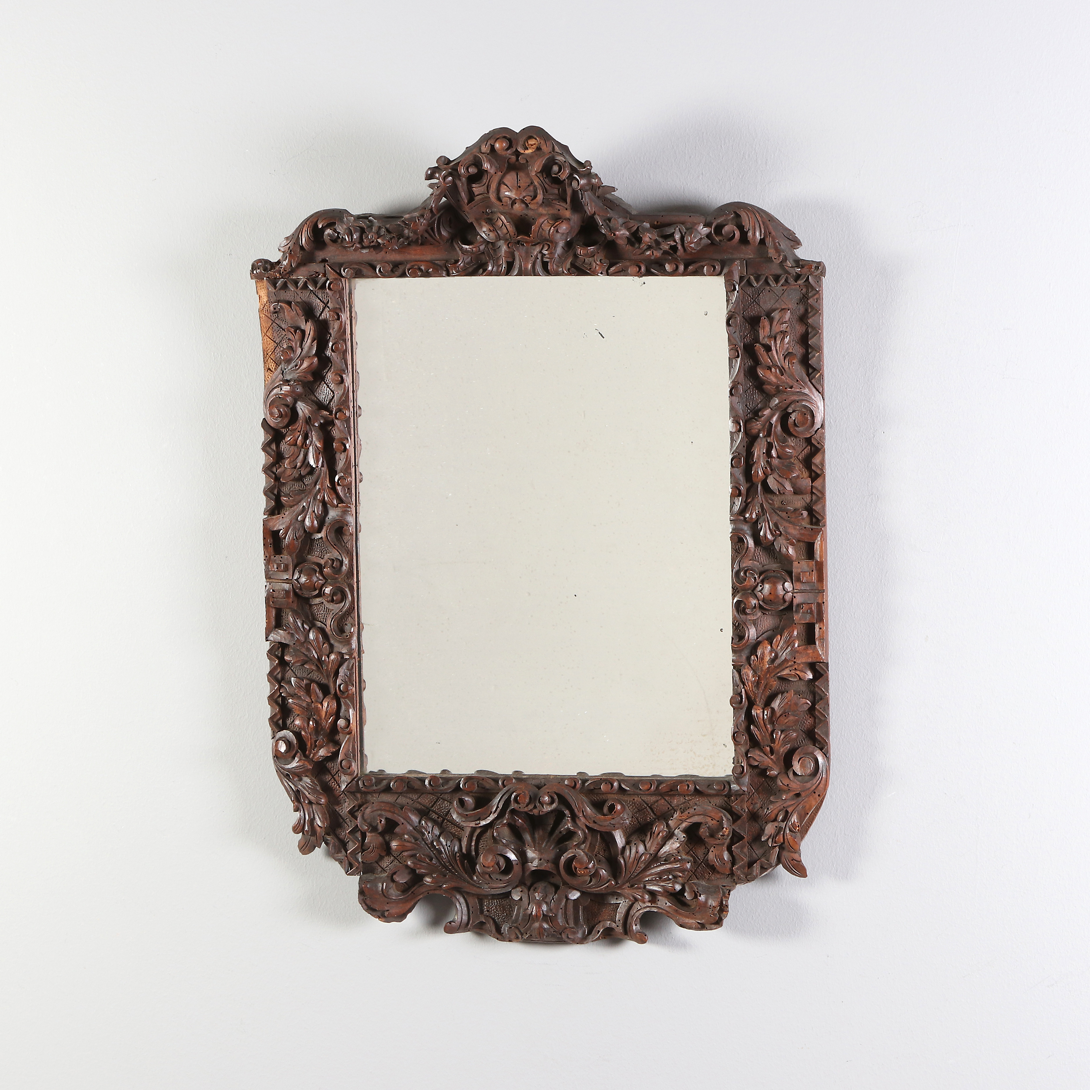 SPEGEL. Skuret trä. Barockstil, 1800-tal eller äldre.