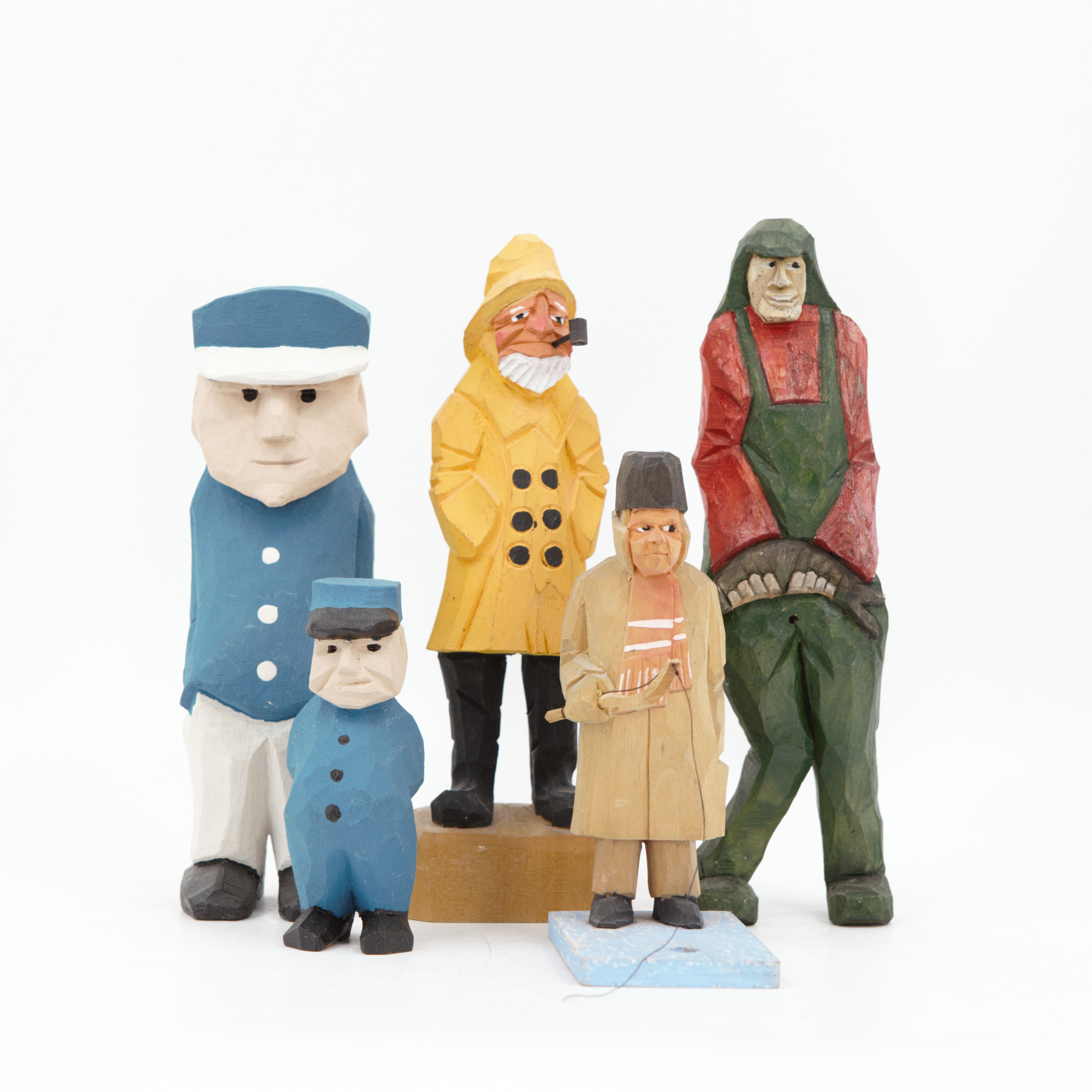 OIDENTIFIERAD KONSTNÄR. Skulpturer, 5 st, snidat och bemålat trä, bl.a fiskare med pipa i gult regnställ och pimpelfiskare, olika snidare, 1900-tal.