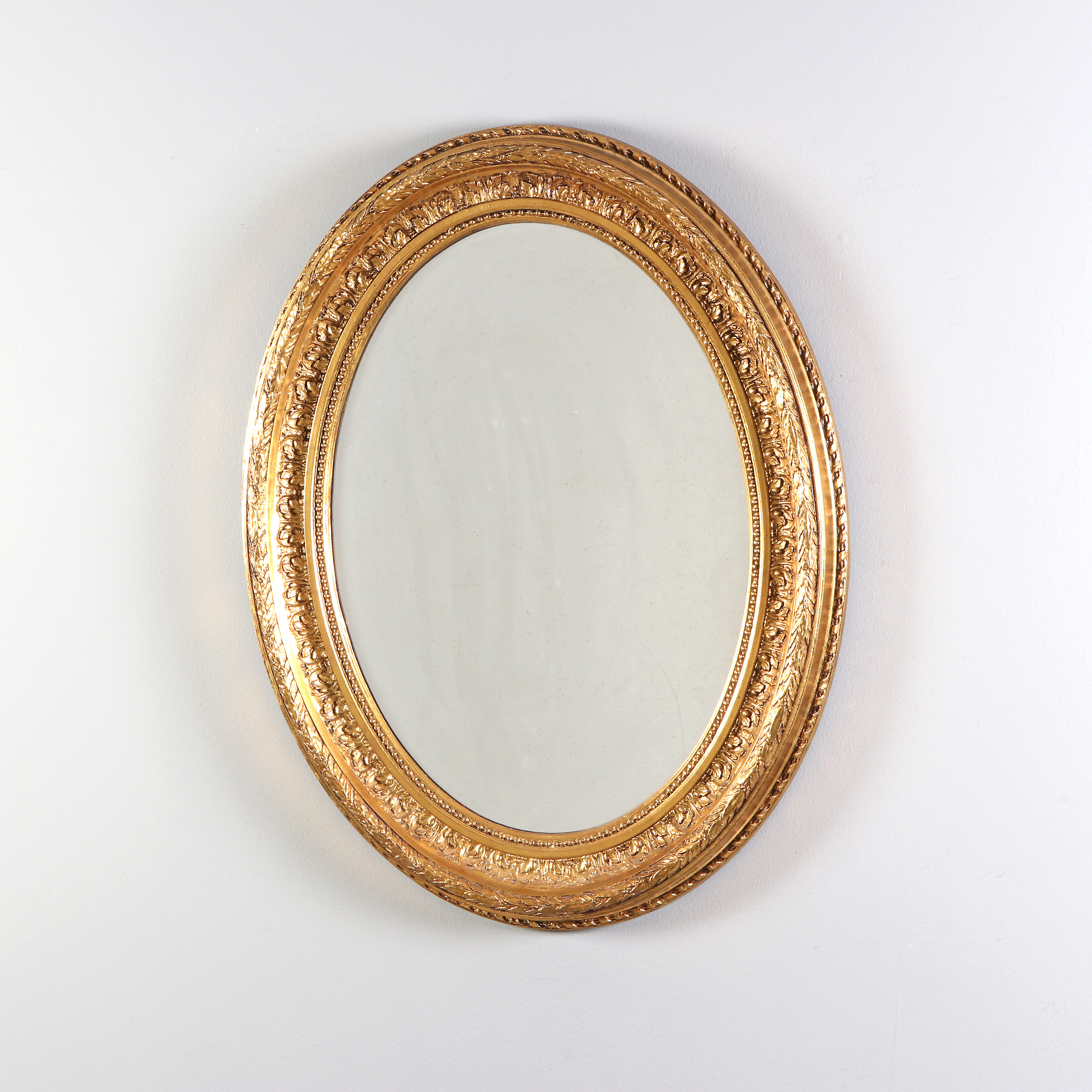 SPEGEL. Bronserad gjutmassa. Gustaviansk stil, samtida tillverkning.