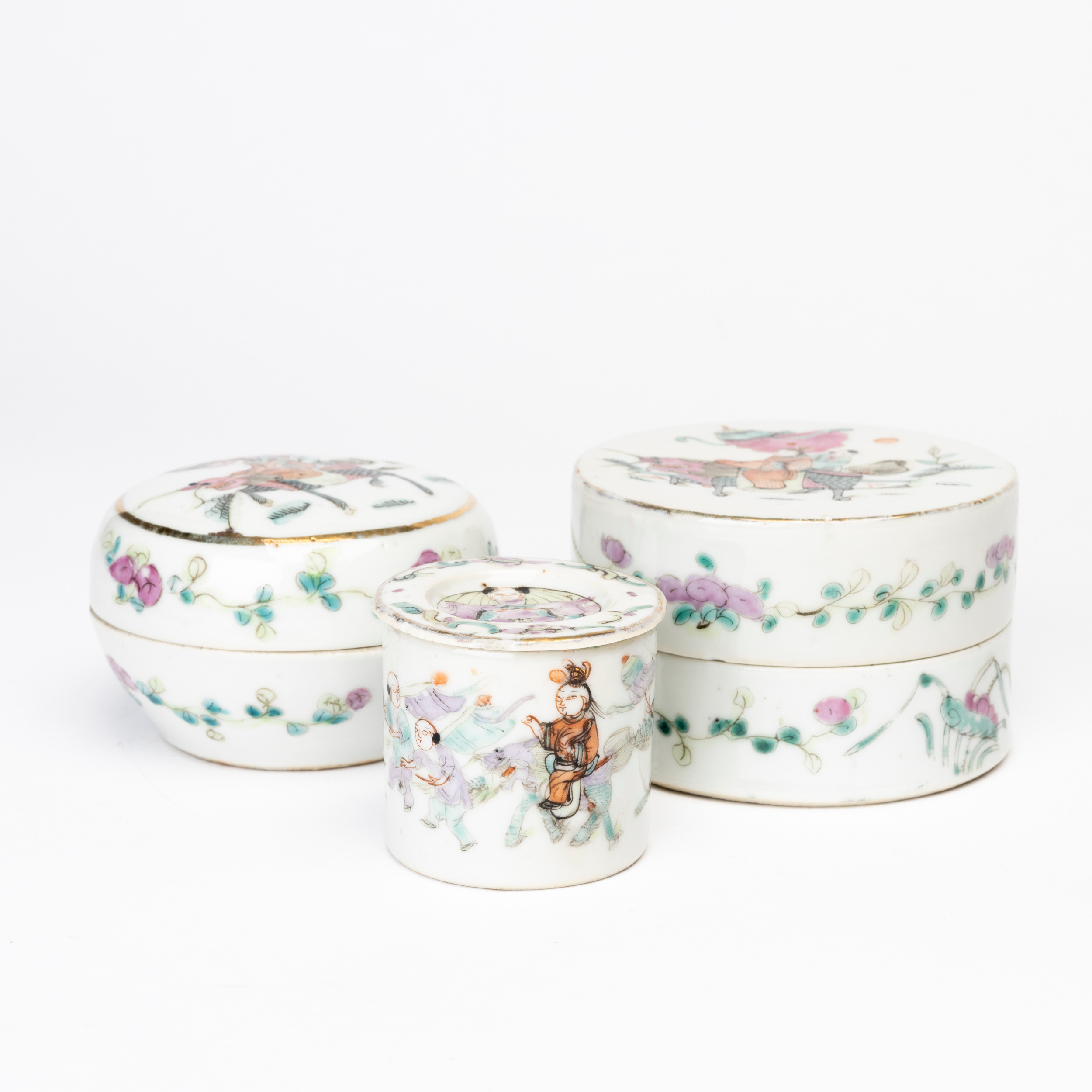 BURKAR med LOCK. 3 st, porslin, Kina, Tongzhi (1862-1875).