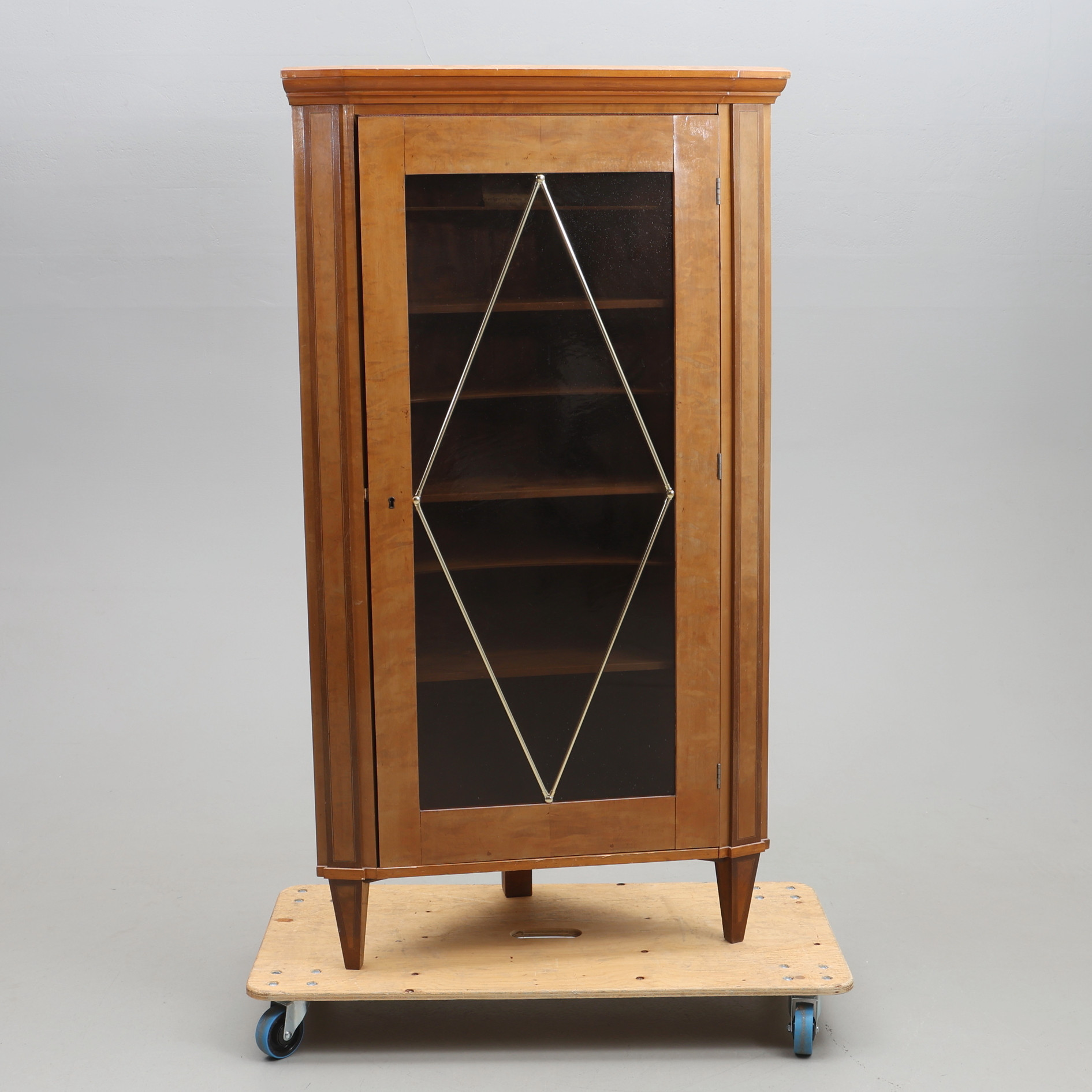 VITRINSKÅP / HÖRNSKÅP. Tidigt 1900-tal.