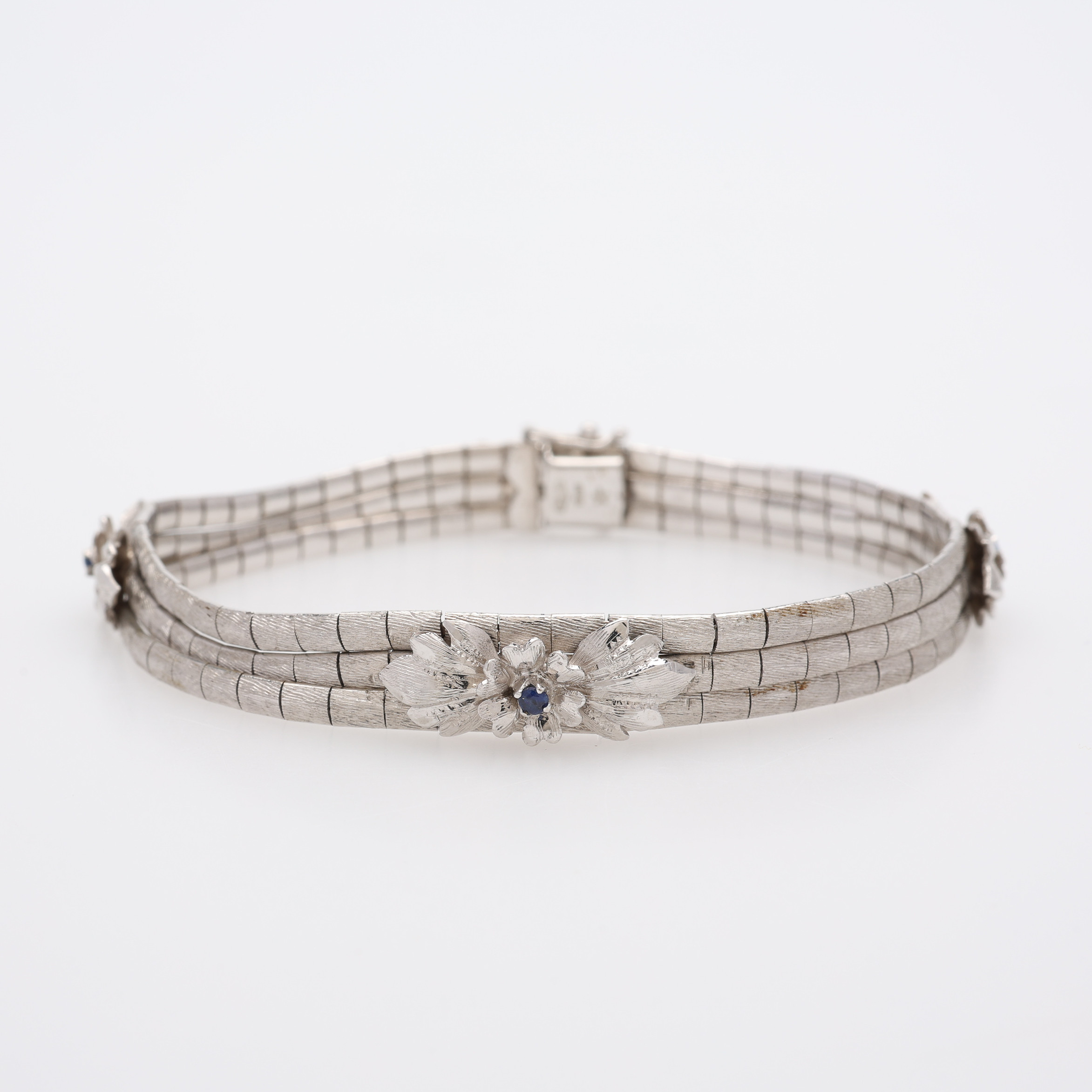 ARMBAND, 18K VITGULD, MED FYRA SAFIRER, ITALIEN, VIKT 25,6 GRAM.