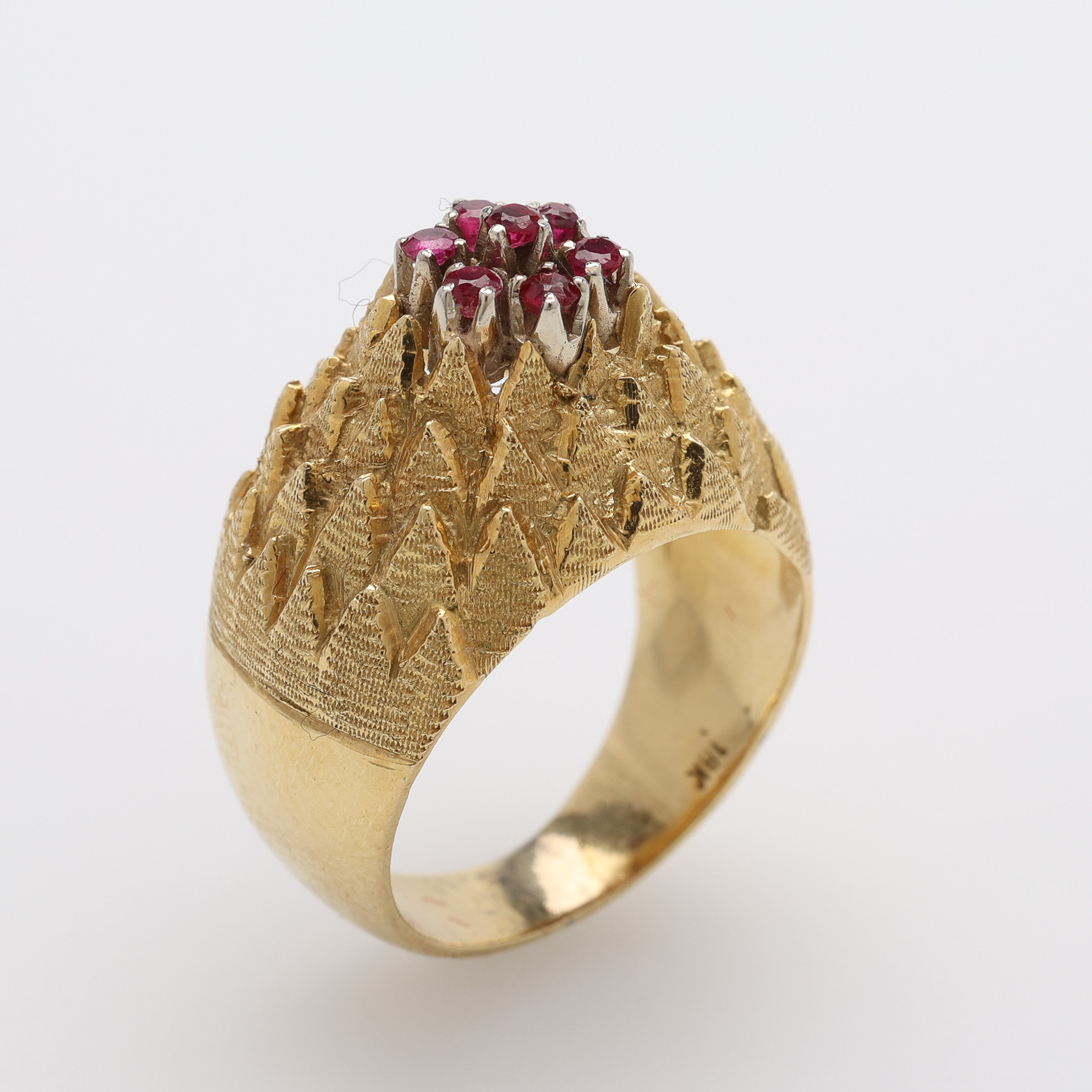 RING, 18K GULD MED SJU SMÅ RUBINER, VIKT CA 10,4 GRAM.