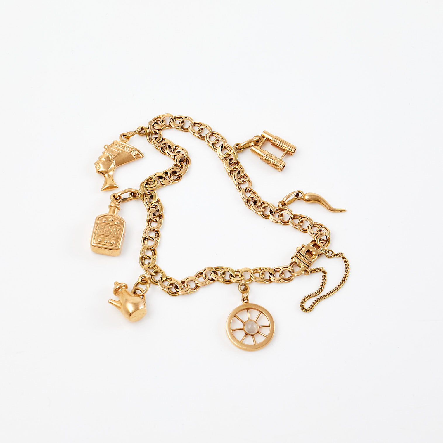 ARMBAND, 18 k guld, bismarcklänk med 6 berlocker, bl.a. 1 med cabochonslipad månsten, Boliden, Franzen B E, Stockholm, 1950.