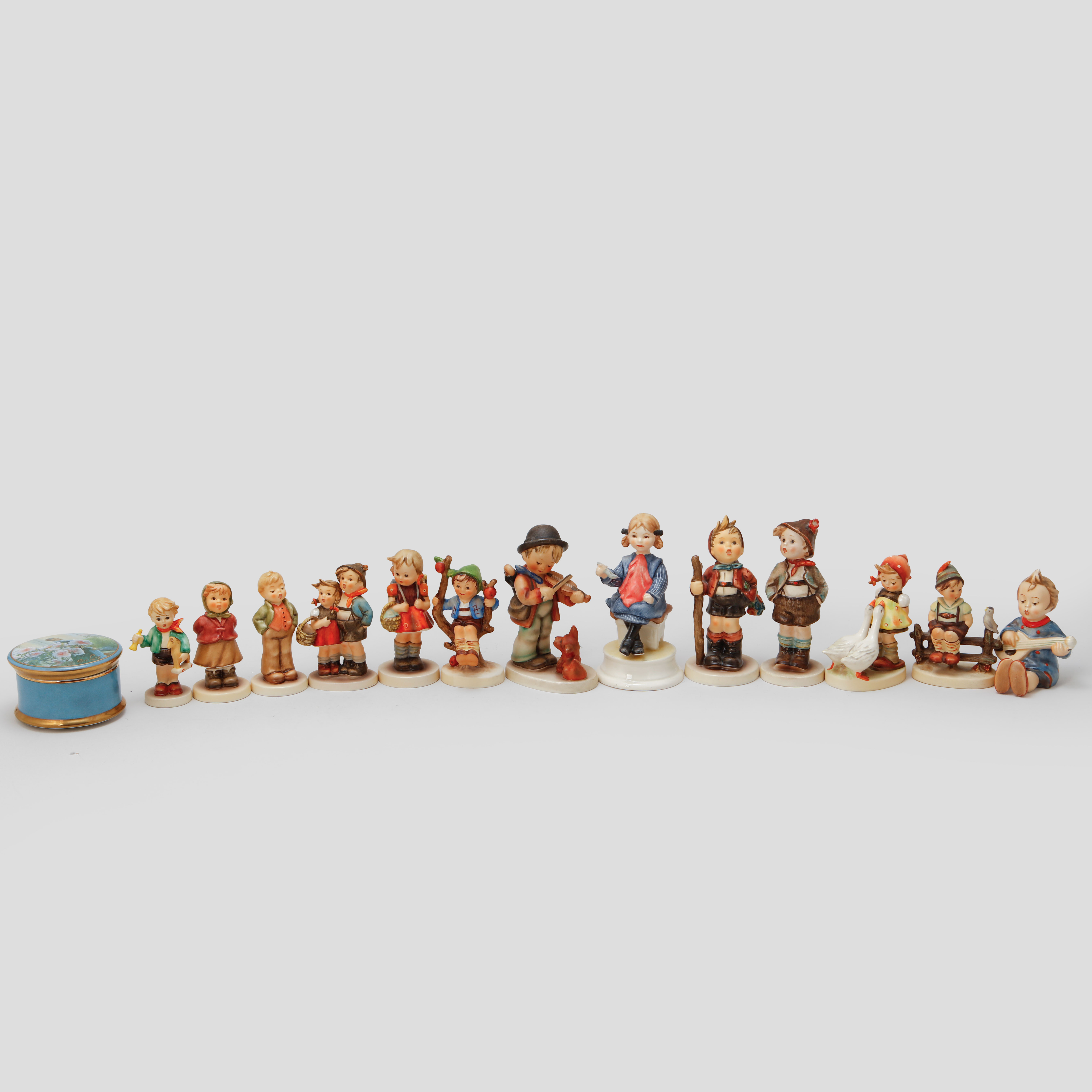 FIGURINER, 13 st och 1 ask, porslin, Goebel.