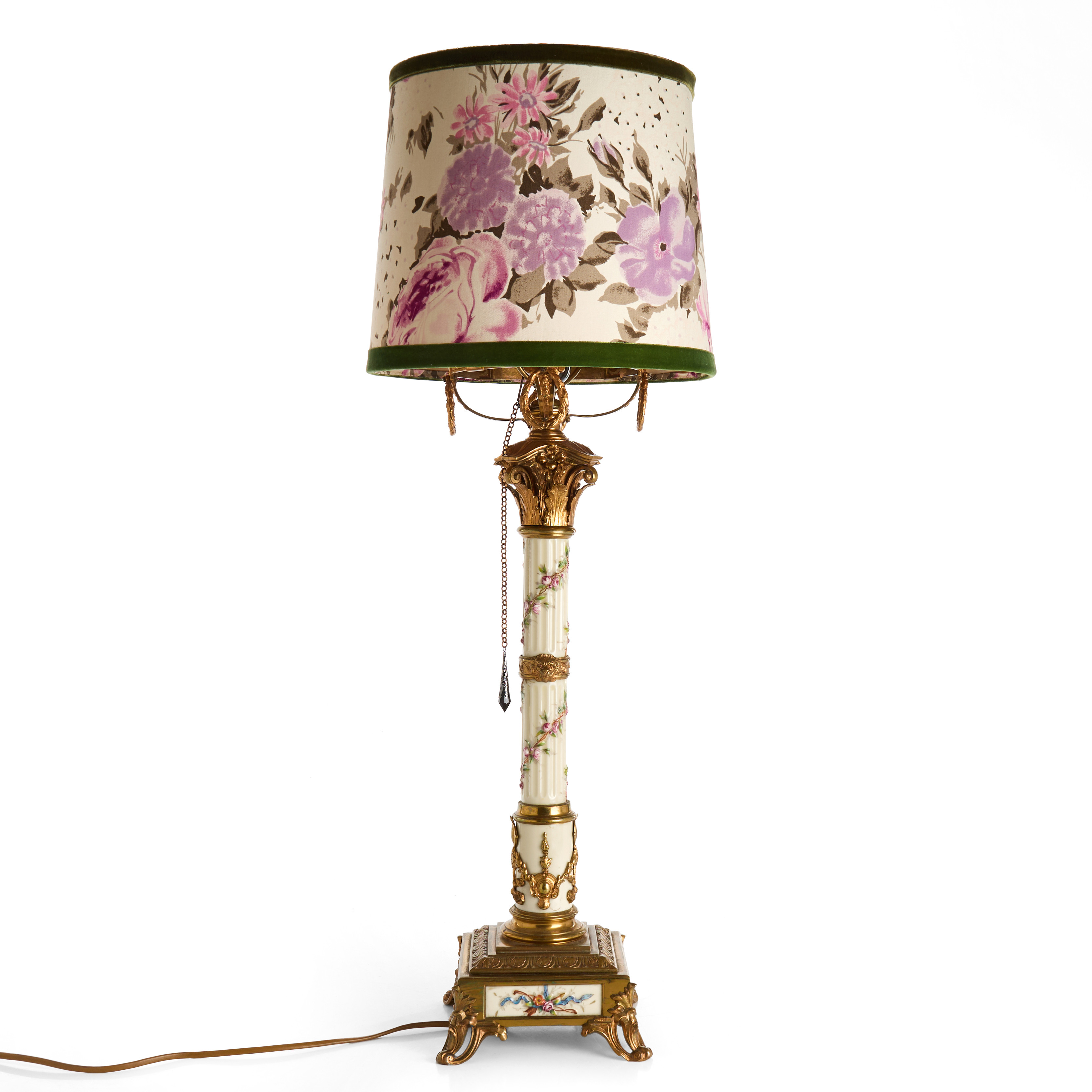 BORDSFOTOGENLAMPA, omkring år 1900, porslin och patinerad/förgylld mässing.