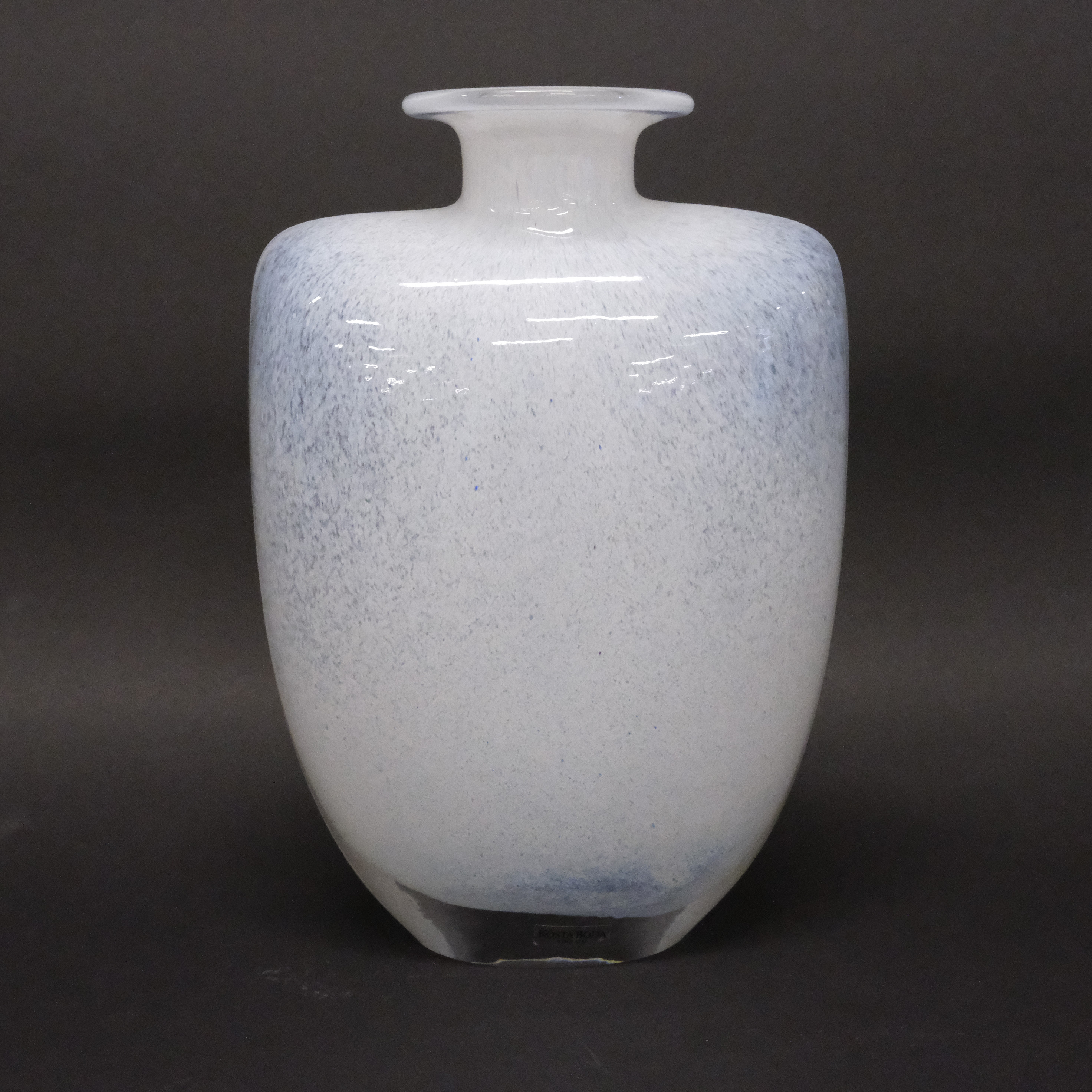 KJELL ENGMAN. VAS, "SWING", KOSTA BODA, SIGNERAD.