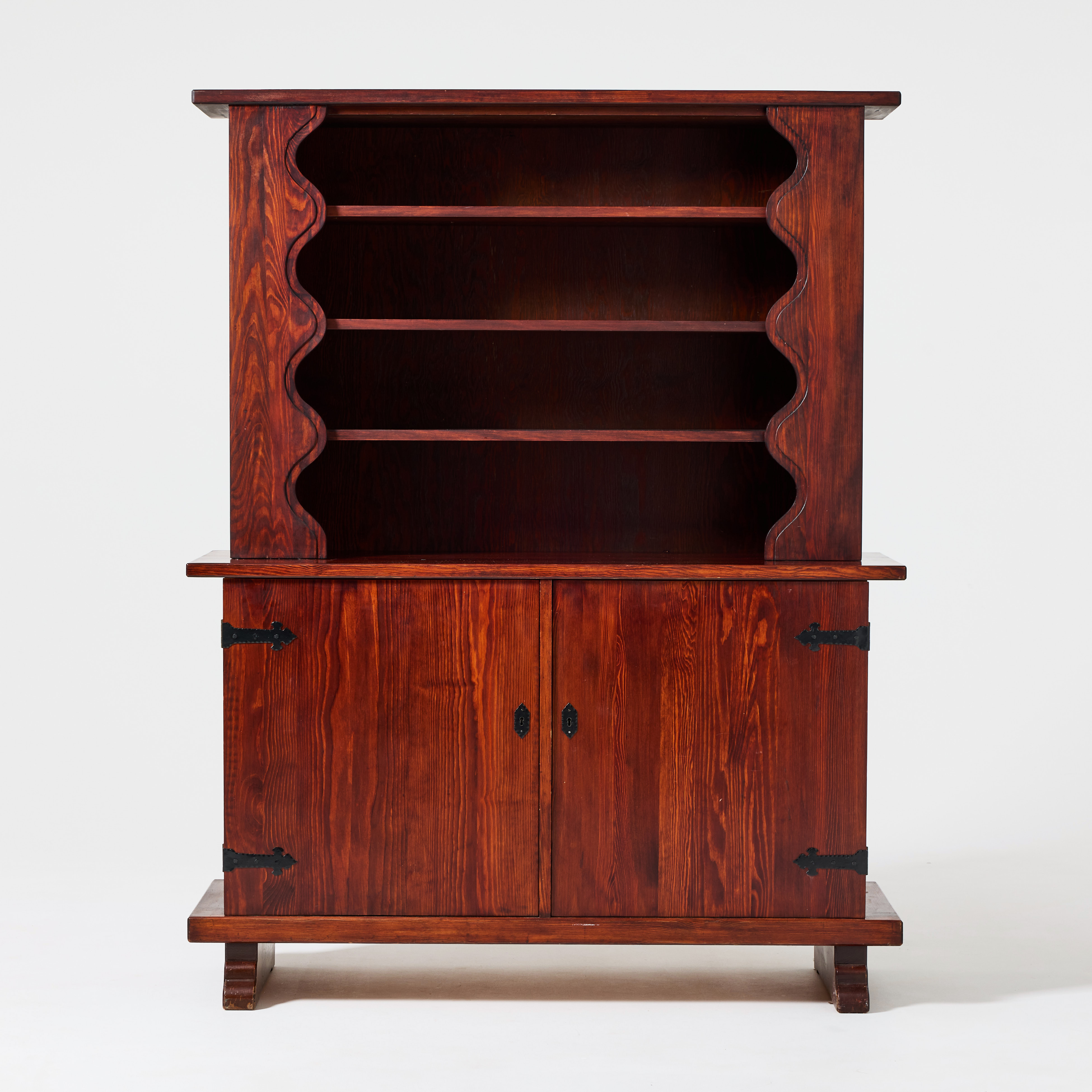 ÅBY MÖBELFABRIK. Skåp, 1940/50-tal, sportstugemodell, betsad och lackad furu.