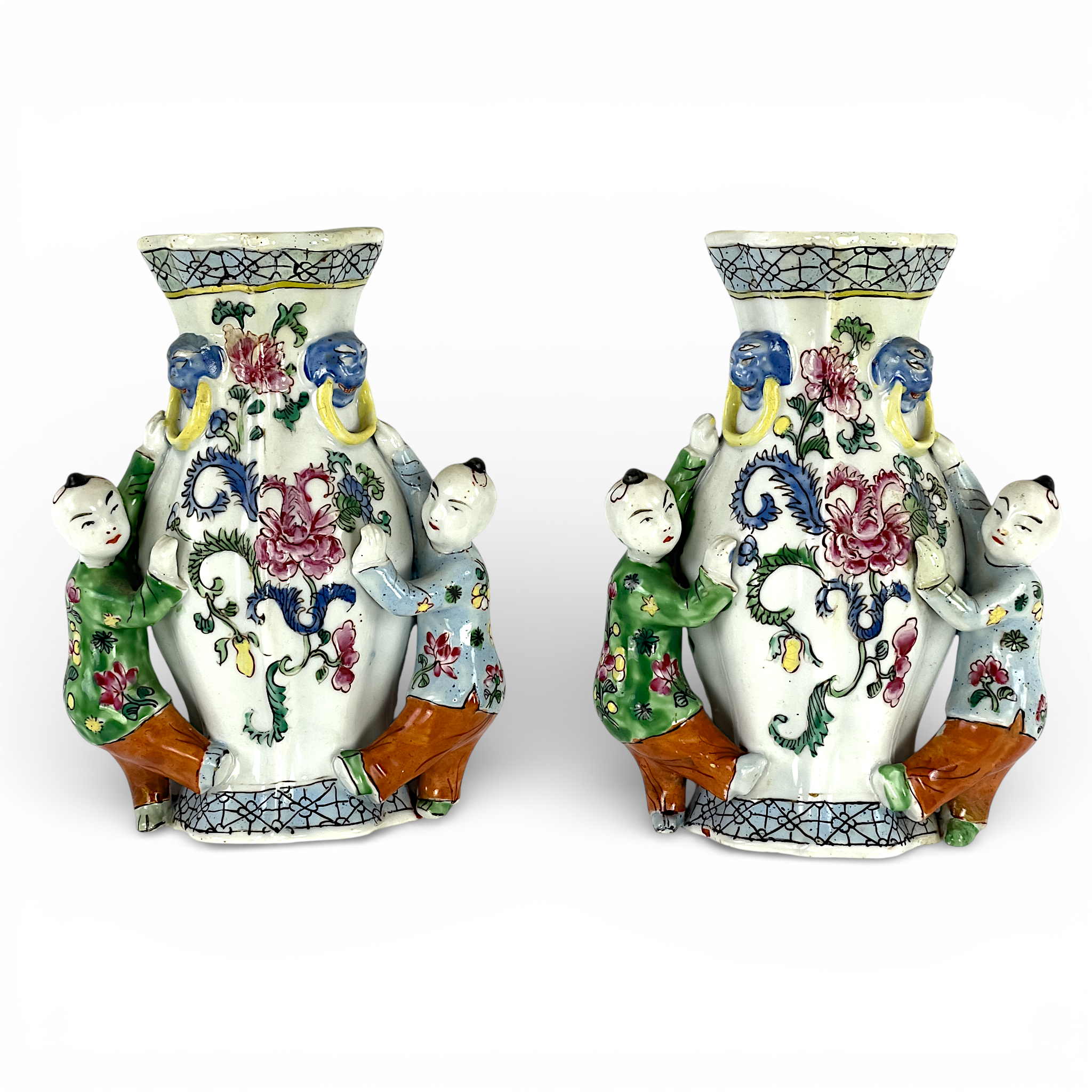 VÄGGVASER, 1 par, porslin. Kina, 1900-tal.