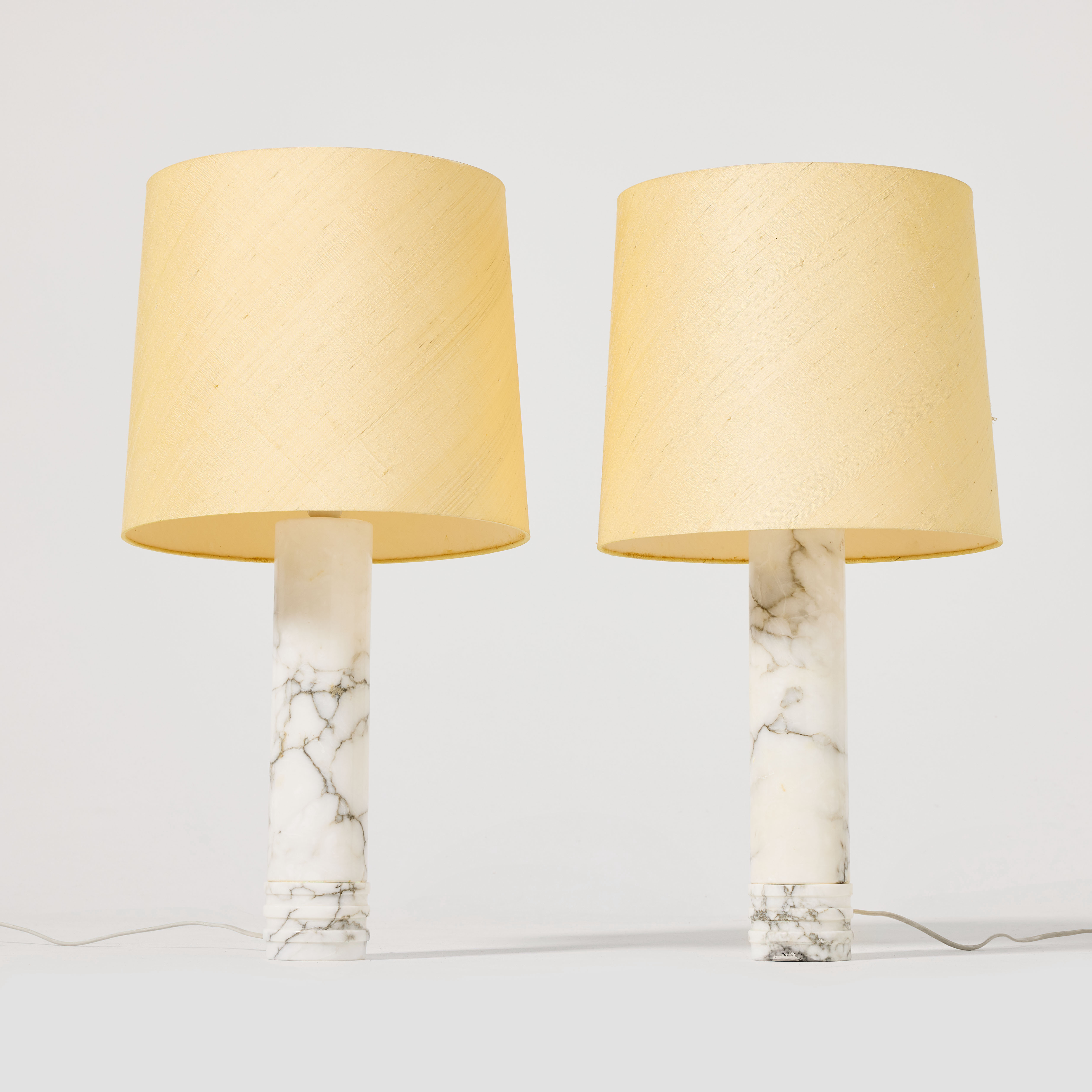 BERGBOMS. Bordslampor, ett par, 1960/70-tal, modell 20826, marmor, skärmar i gult råsiden.