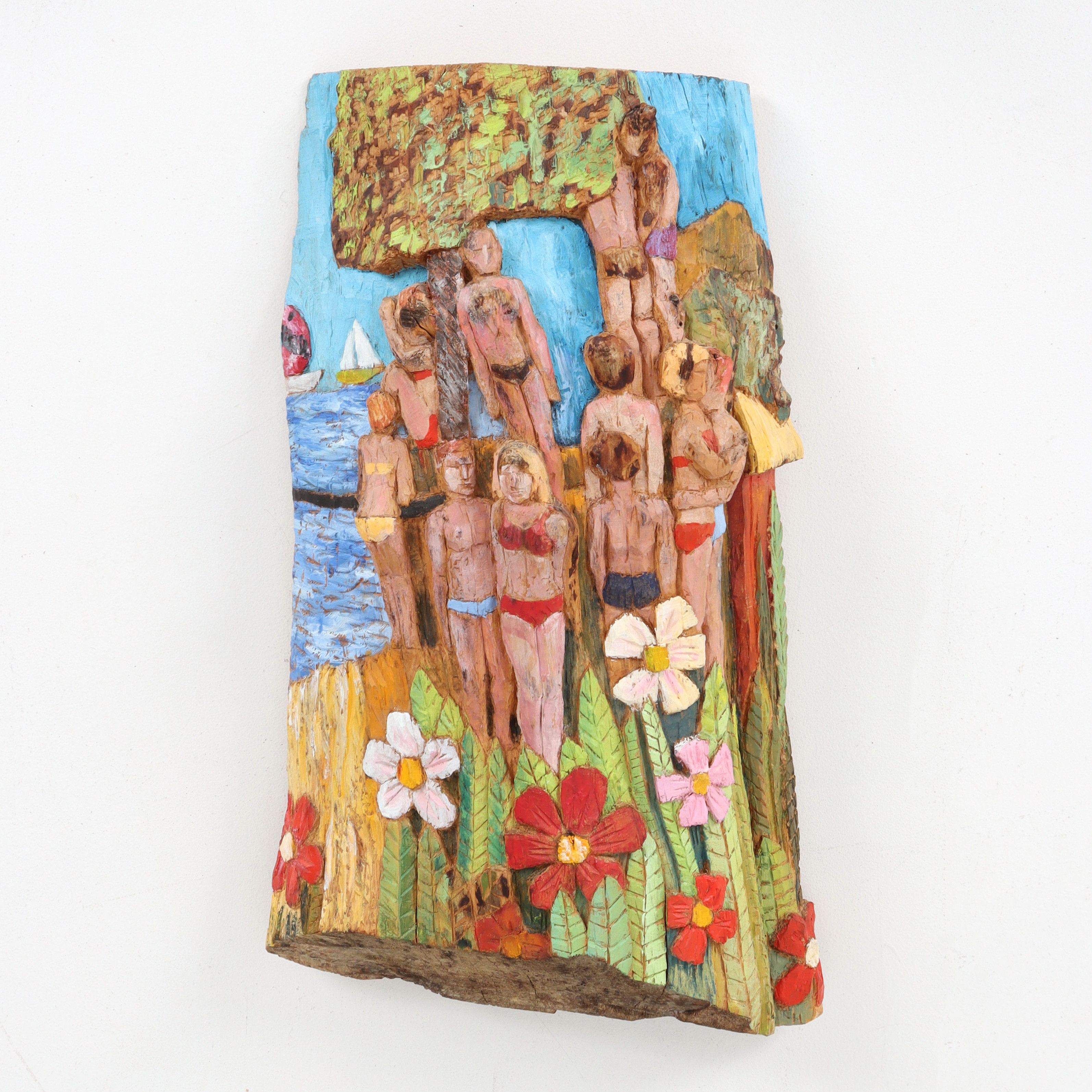 OIDENTIFIERAD KONSTNÄR. Väggskulptur, "Strand", skuret och bemålat trä, signerad Gerd Hellberg.