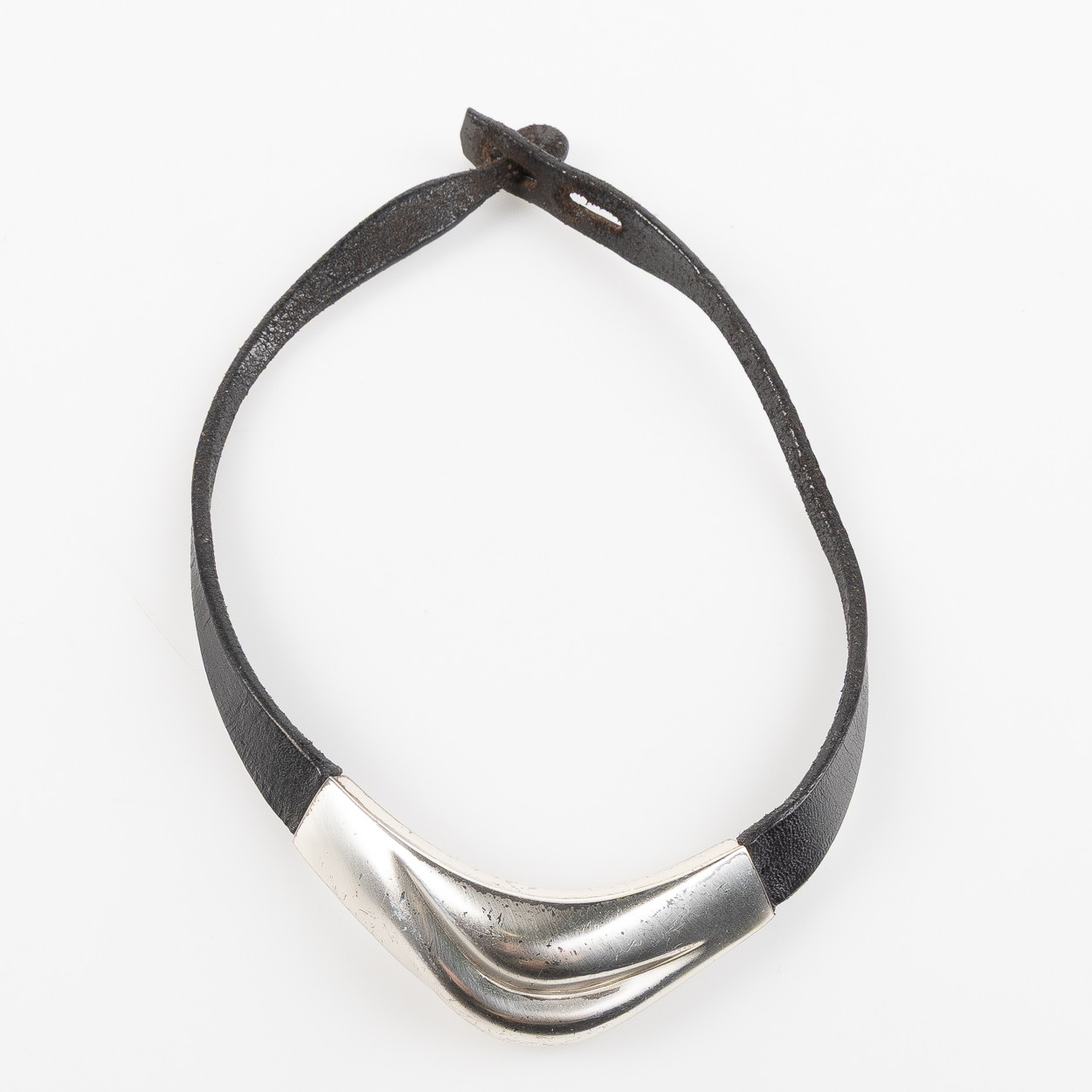 POUL HAVGAARD. Collier, sterlingsilver och svart läder, Lapponia, Finland.