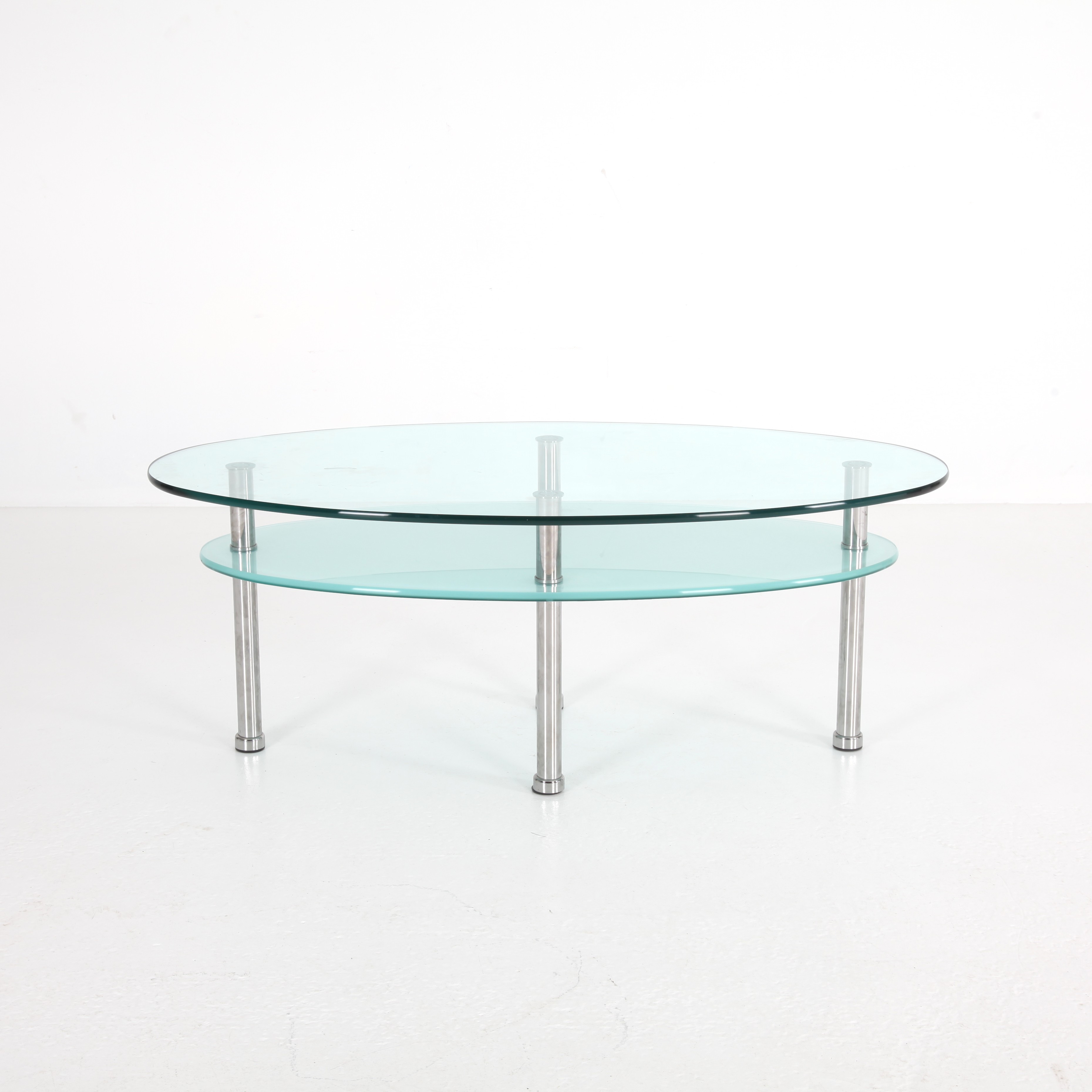 SOFFBORD MED GLASHYLLA.