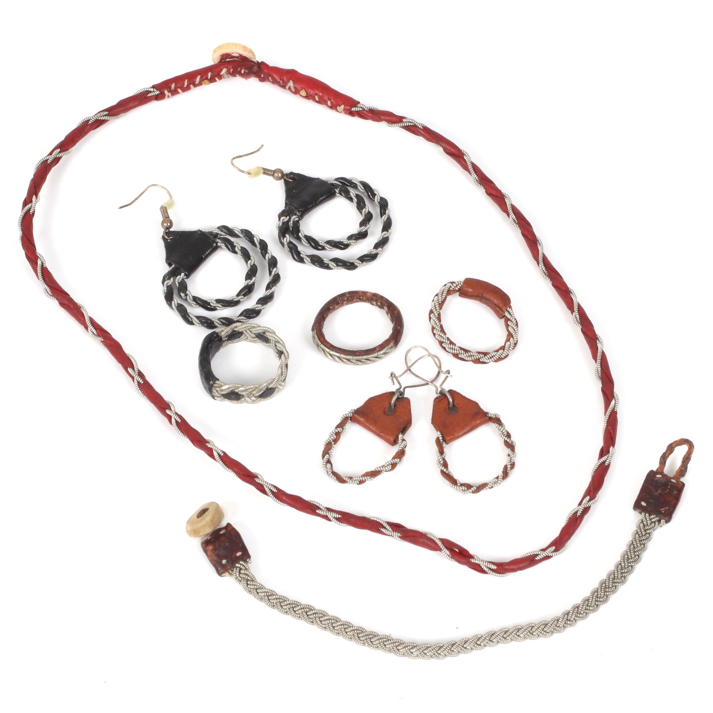 SAMESMYCKEN, 9 st, läder och tenn, 1900-talets andra hälft.