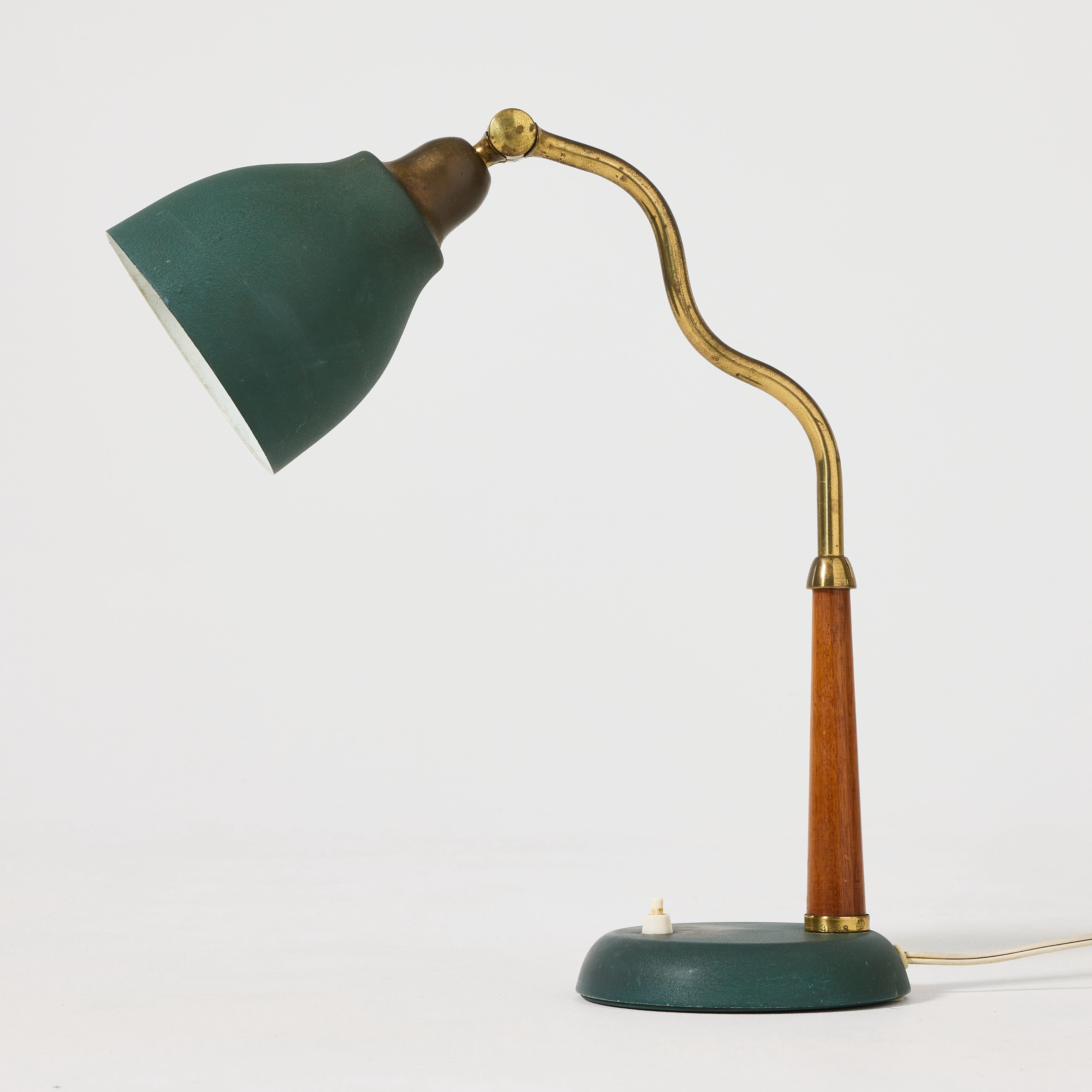 EDVARD HAGMAN. Bordslampa, Norrköping 1950-tal, modell 3938, mässing och teak, skärm i grönlackerad plåt.