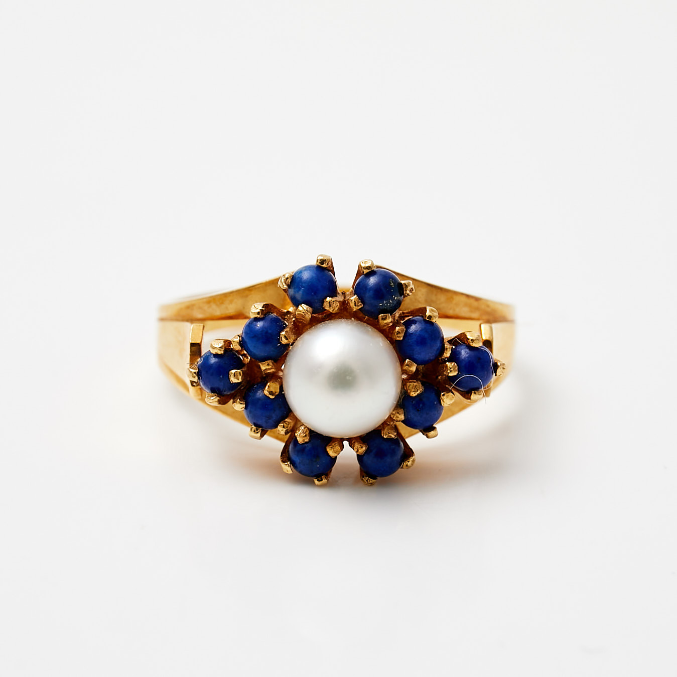RING, 18 k guld, 1 odlad vit saltvattenspärla, bekransad av kulslipad lapis lazuli, svensk importstämpel.