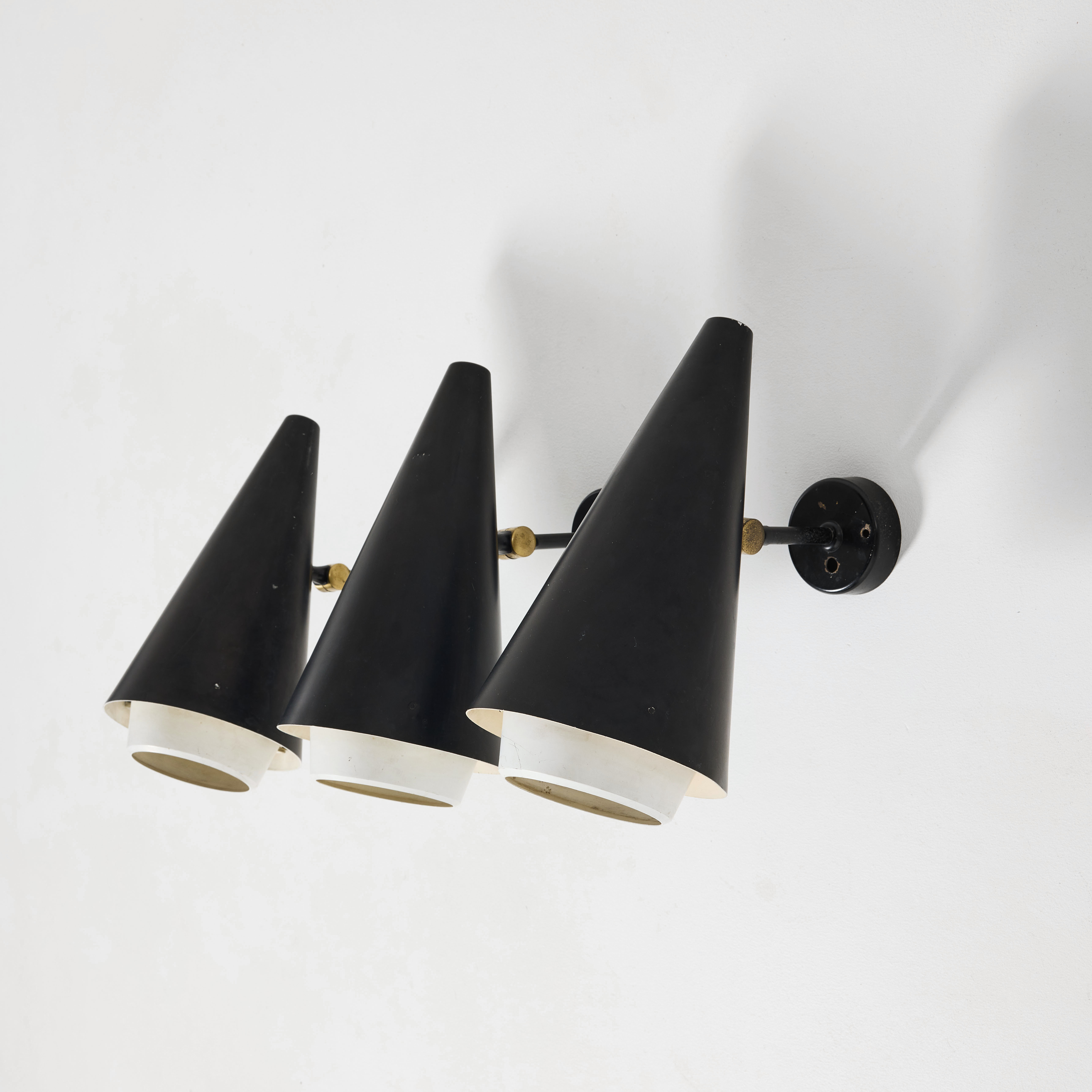 HANS-AGNE JAKOBSSON. Vägglampor, tre stycken, Hans-Agne Jakobsson AB, Markaryd 1950-tal, mässing, svärtad metall.