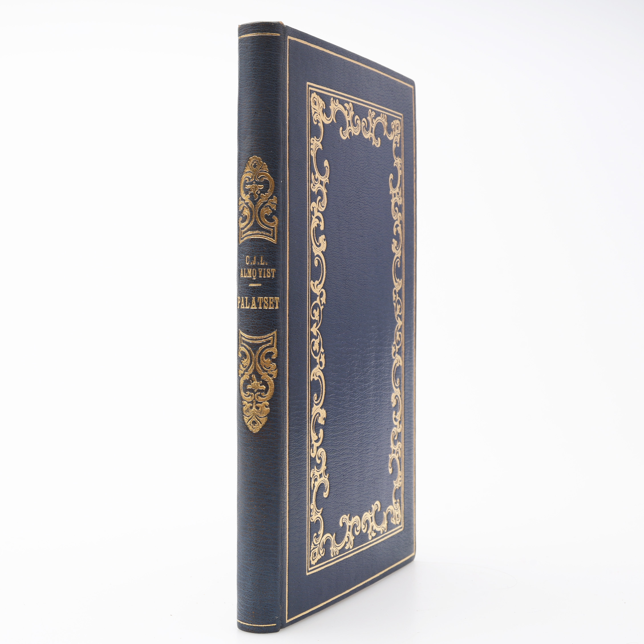 BOKBAND/BIBLIOFILI. ETT VACKERT BLÅTT MAROKÄNGBAND BUNDET AV AB NORDISKA BOKHANDELNS BOKBINDERI I STOCKHOLM. INNEHÅLLER C. J. L. ALMQVISTS PALATSET MED EN SIGNERADS ETSNING AV BERTIL BULL HEDLUND.