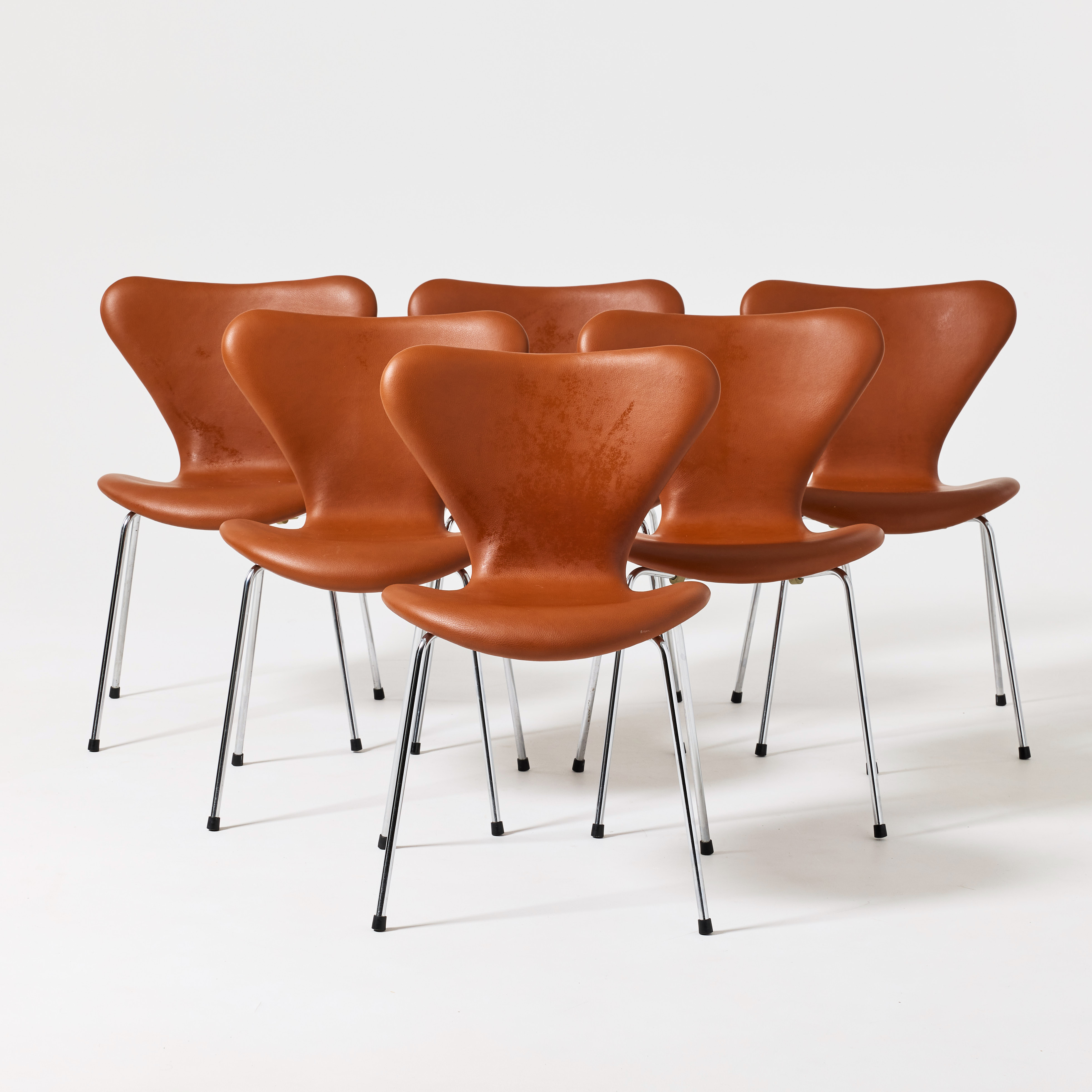 ARNE JACOBSEN. "Sjuan", stolar, sex stycken, modellnummer 3107, Fritz Hansen, Danmark, formgivna 1955, klädda i brunt läder, förkromat stål.
