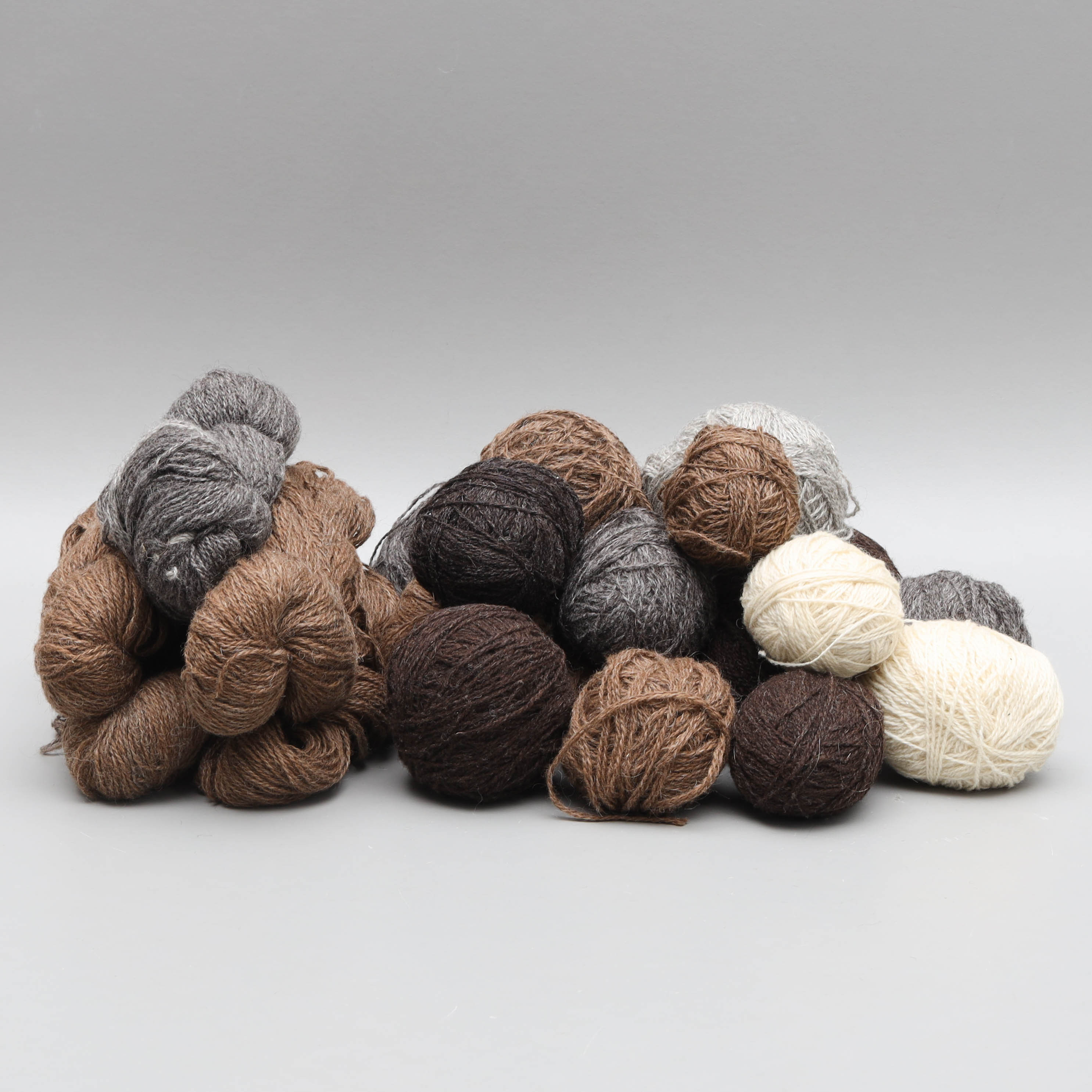 HANDSPUNNET ULLGARN, 22 nystan, vit/grå/brun, från säljarens egna får.