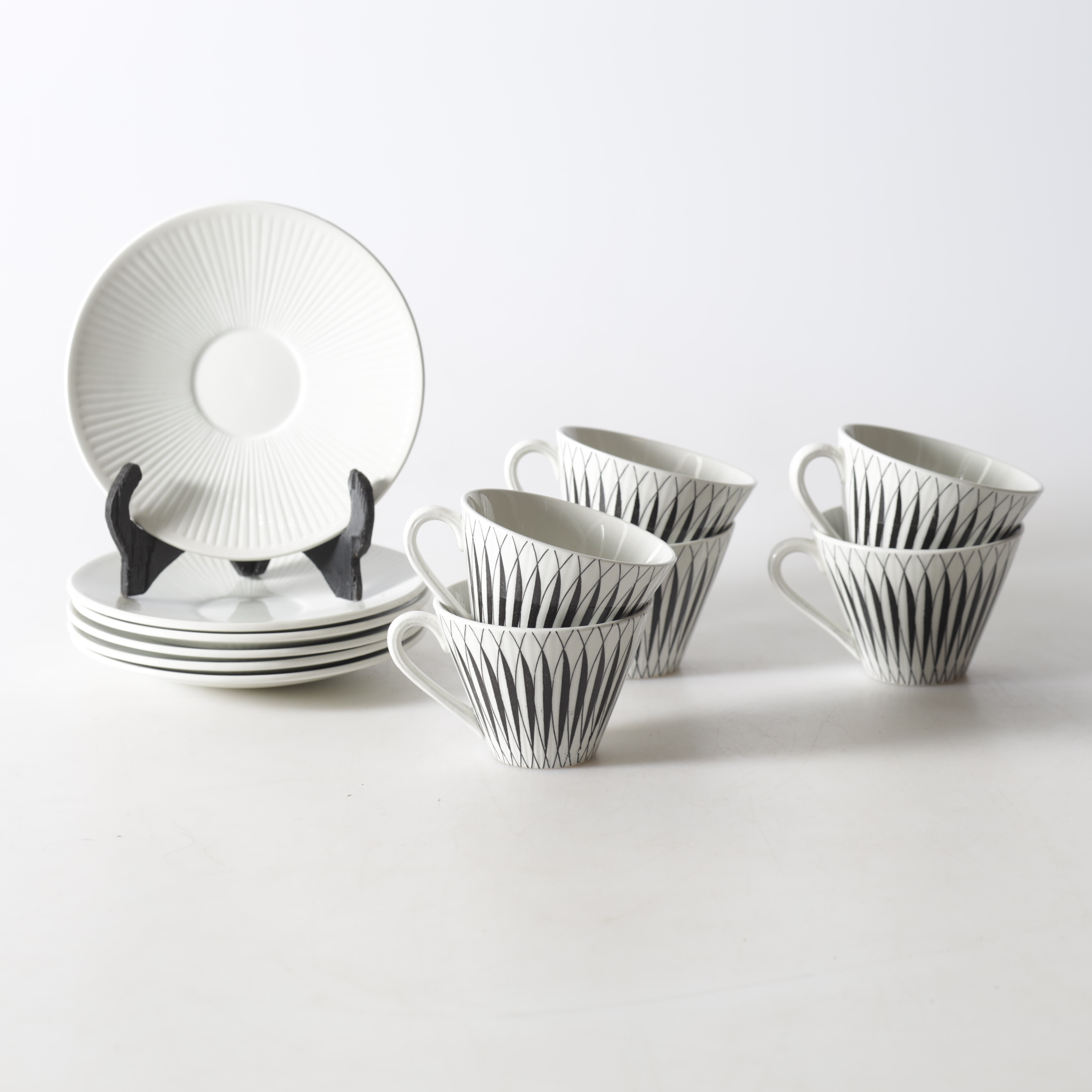 KAFFEKOPPAR med underfat, 6 delar, 1950-tal.