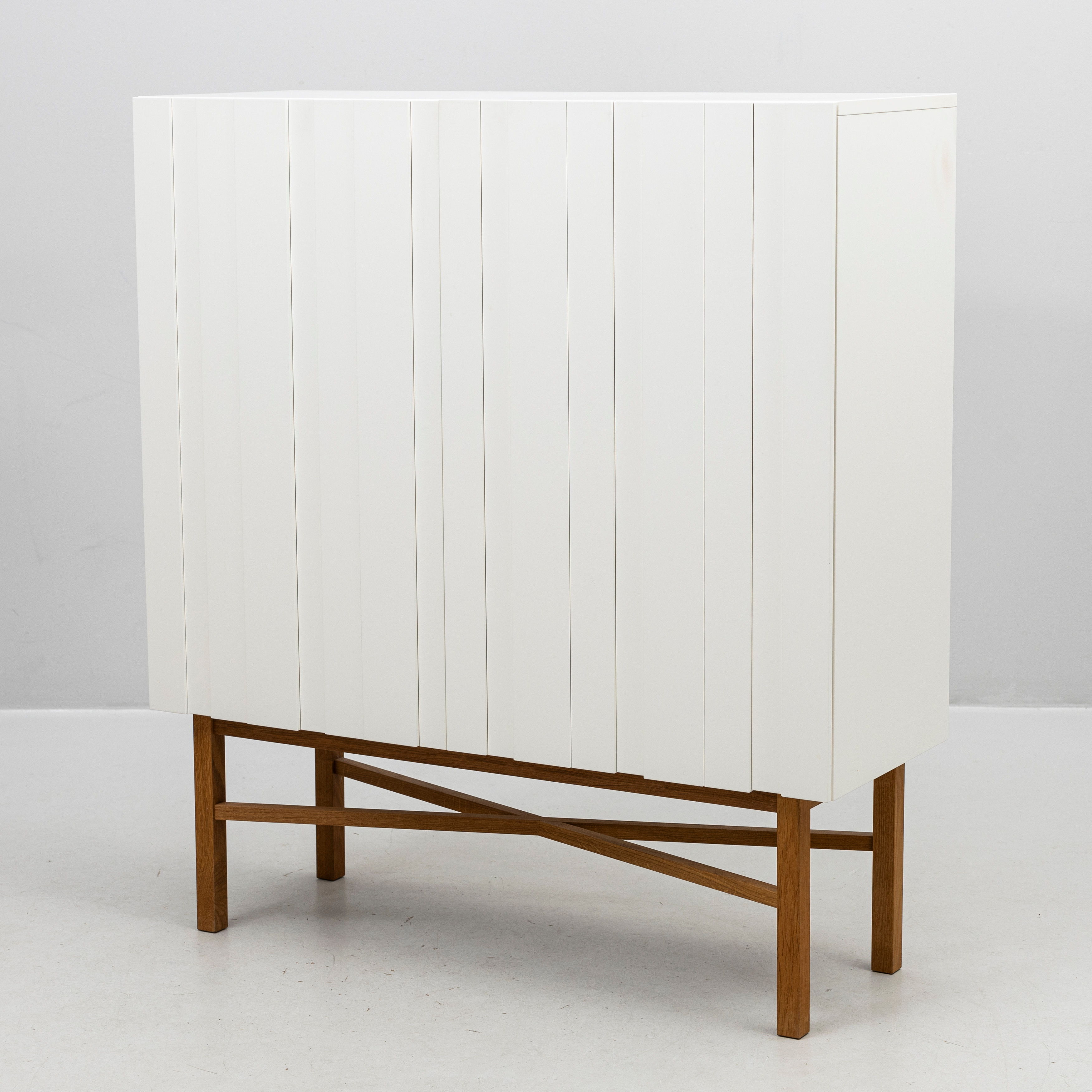 SARA LARSSON. Skåp, ek och MDF, "White Cabinet", A2 ur serien "White", etikettmärkt, Design Studio. samtida.