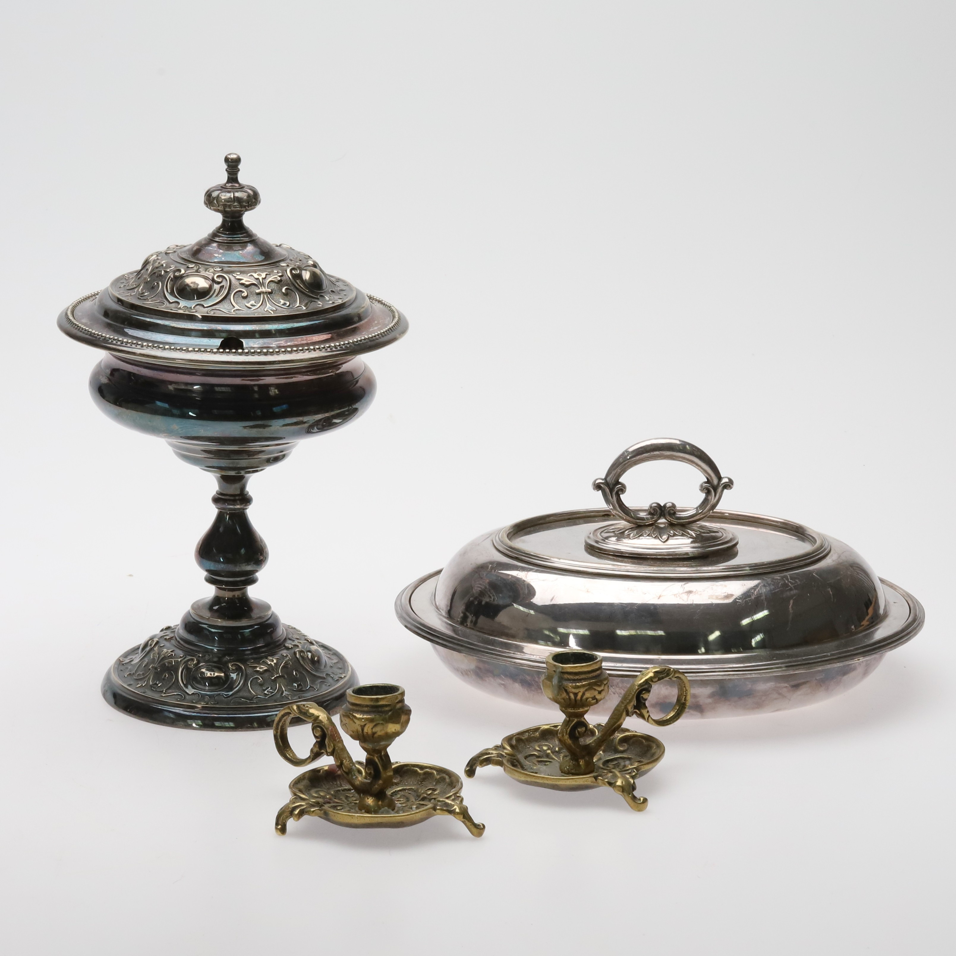 Skål på fot samt serveringsfat av nysilver & ett par ljusstakar av mässing.