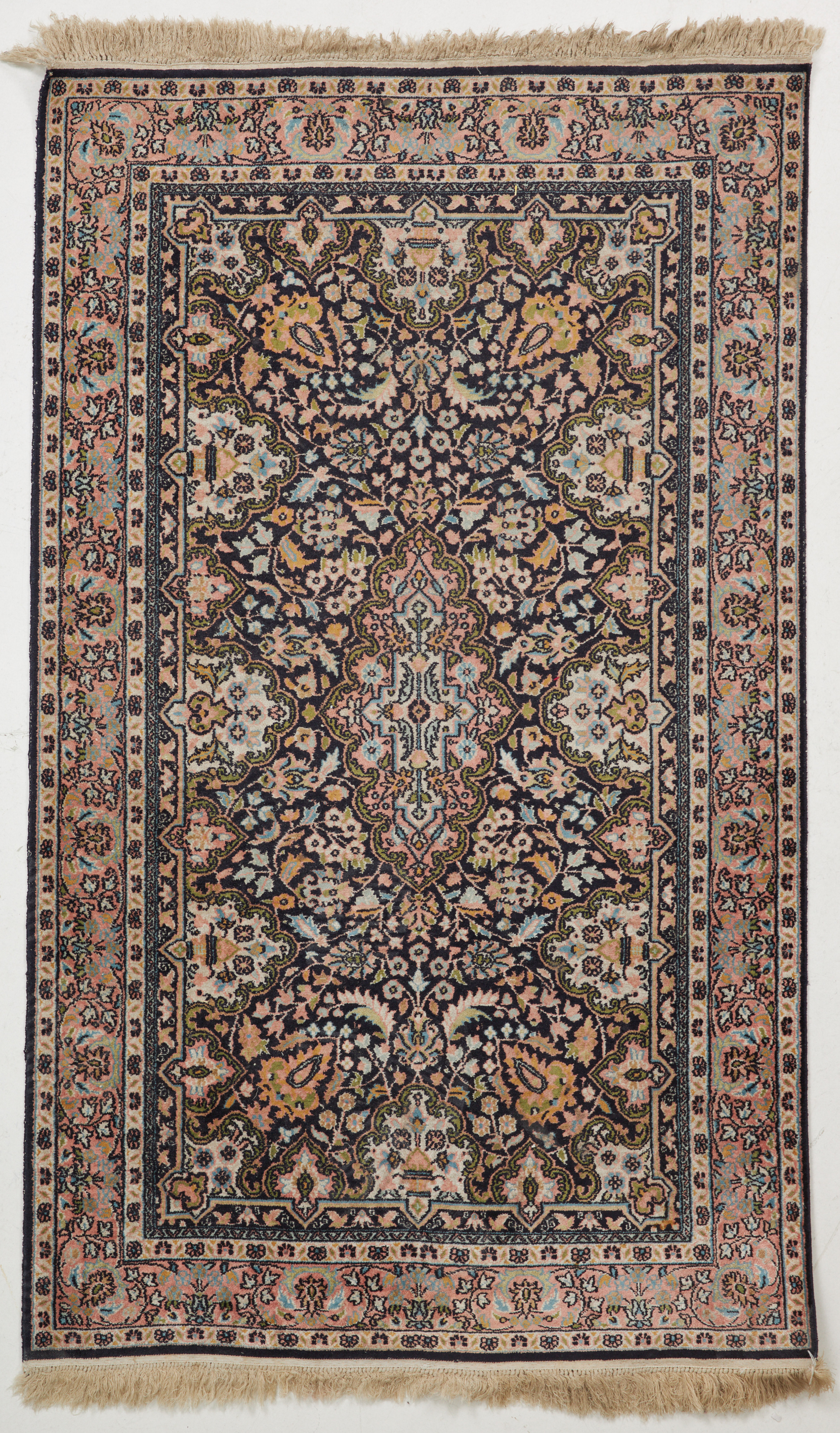 ORIENTMATTA. Indien, silkesinslag, ca 145x93 cm.