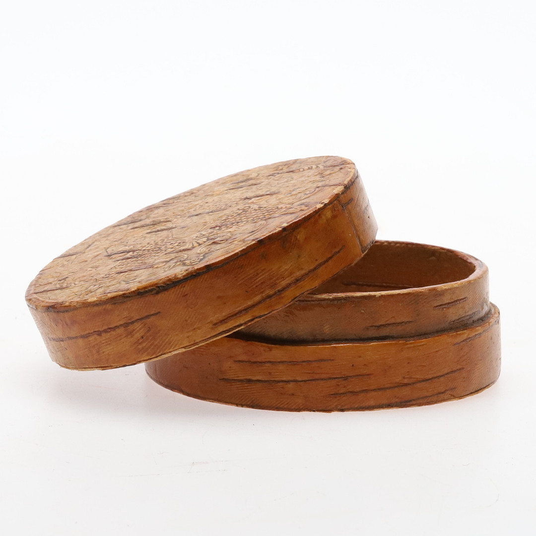 TOBAKSDOSA, näver, relief-tryckt dekor, märkt, 1800-talets början.