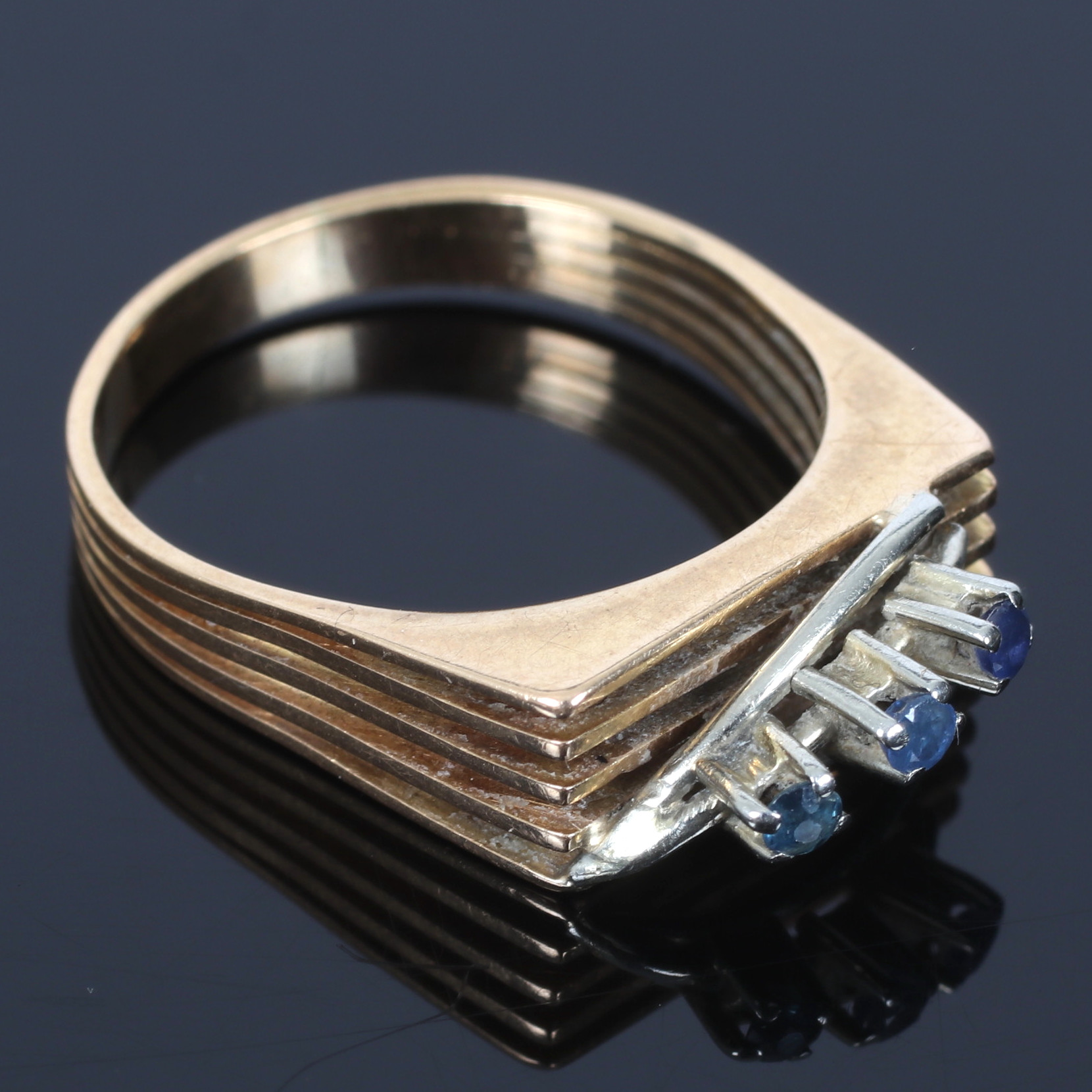 RING, 18k vit och rödguld, med 3 safierer. 1900-talets andra hälft.