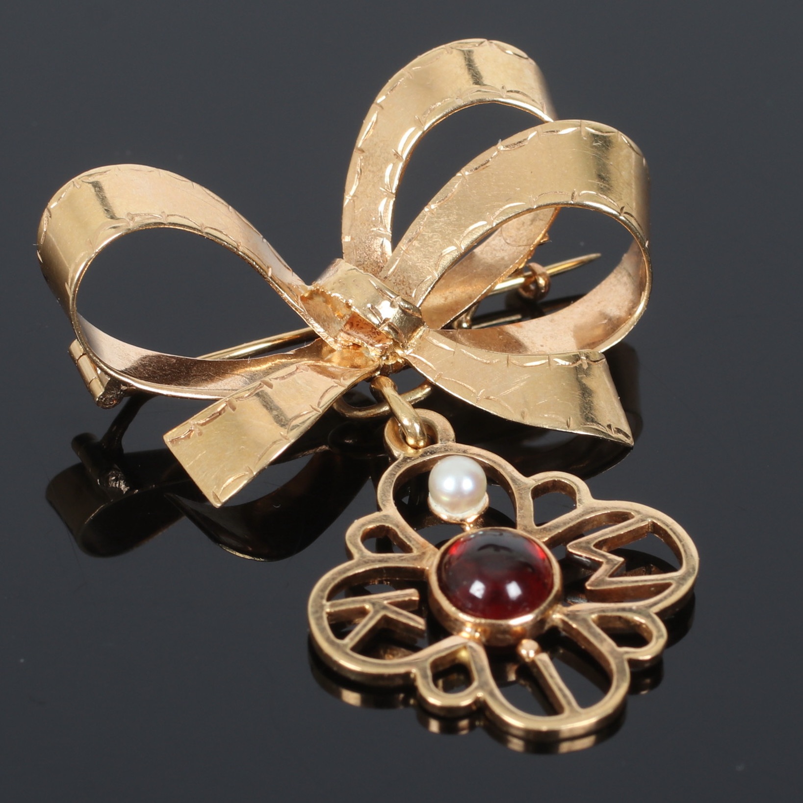 BROSCH, 18k guld, med odlad pärla och röd sten, 1900-talets första halva.