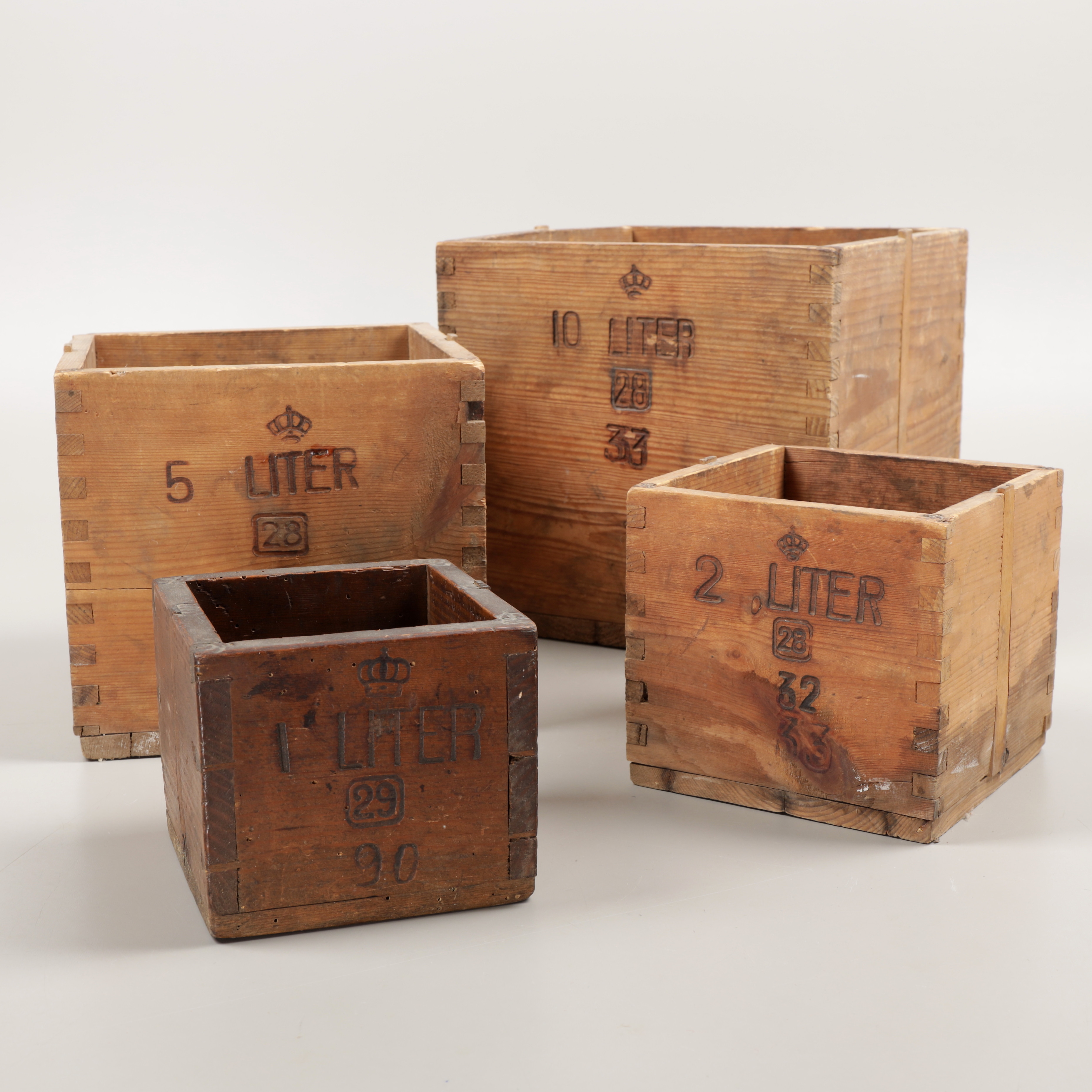 MÅTTSATS, 4 delar, trä, 1900-talets första hälft.