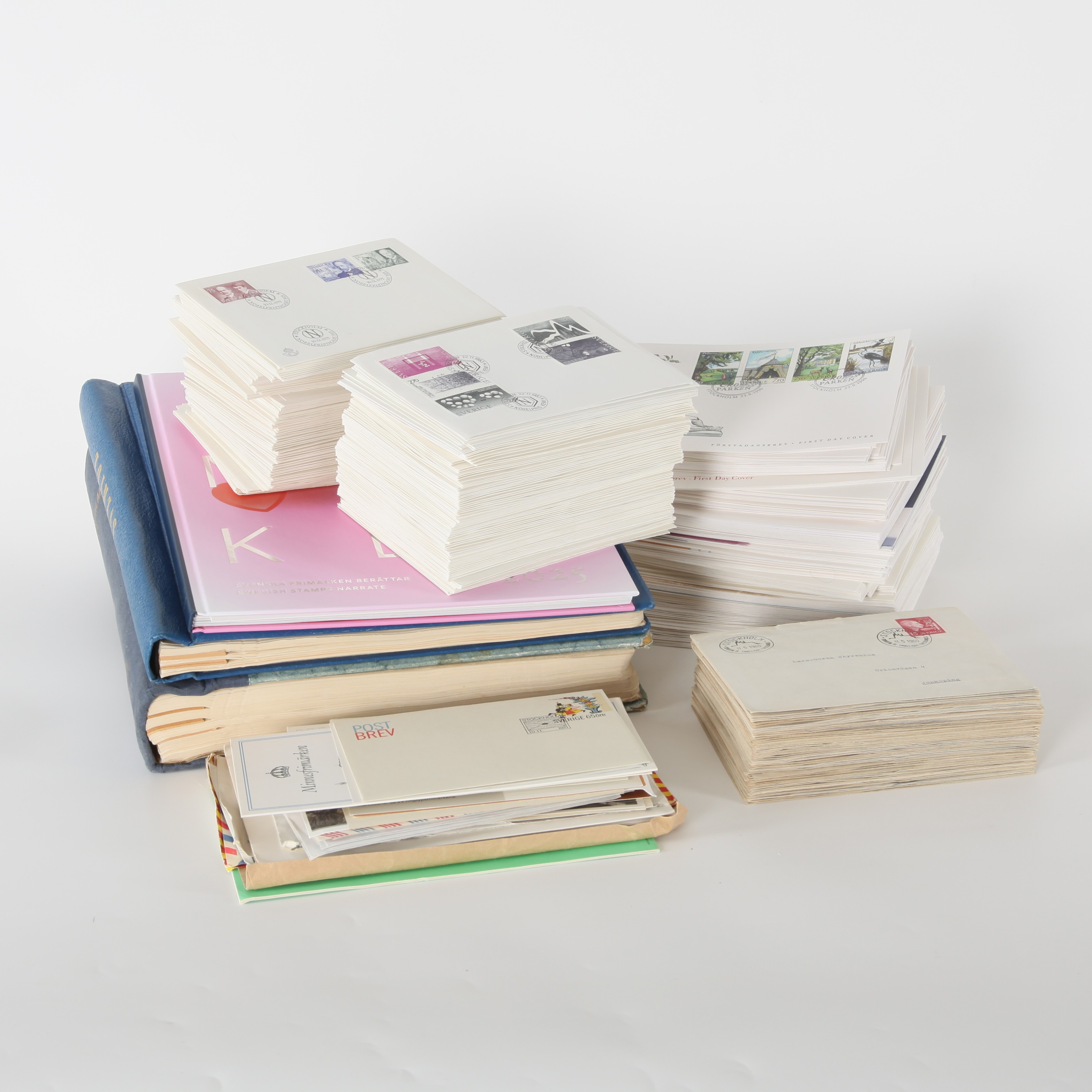 FRIMÄRKSSAMLING, Bl a "Svenska frimärken berättar" 2025, förstadagsbrev Sverige 1959-1994, Berlin 1956.
