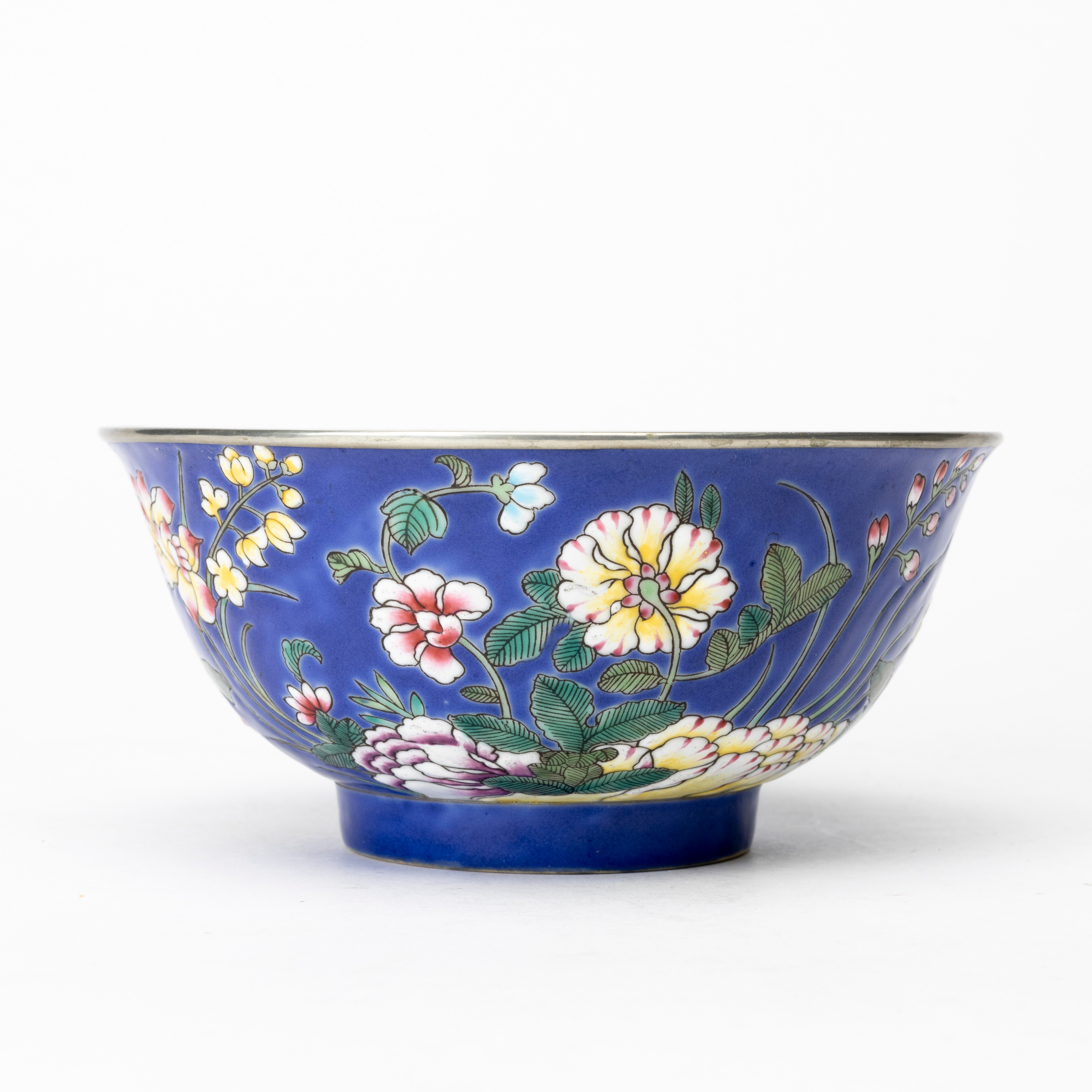 SKÅL, famille rose, bär Yongzheng märkning fast senare.