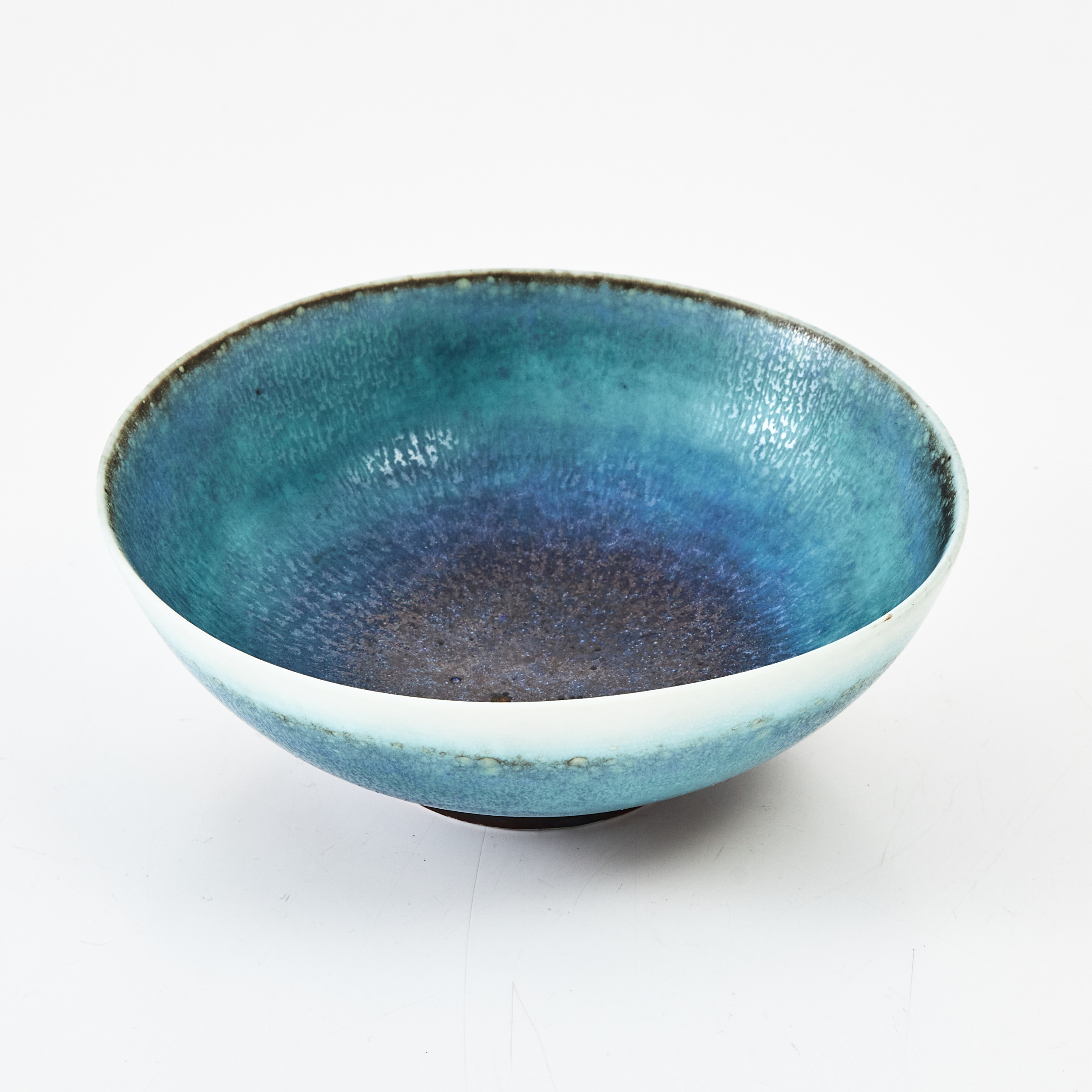 KYLLIKKI SALMENHAARA. Skål, stengods, harpälsglasyr i blått, signerad KS, omkring år 1960.