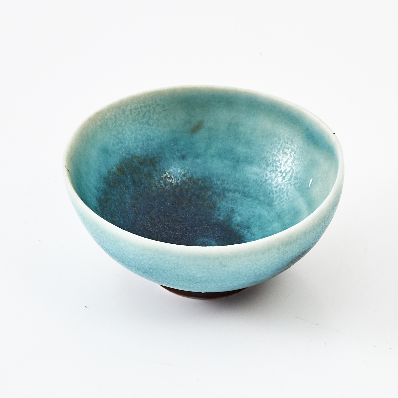 KYLLIKKI SALMENHAARA. Skål, miniatyr, stengods, glasyr i blått, Arabia, signerad KS, omkring år 1960.