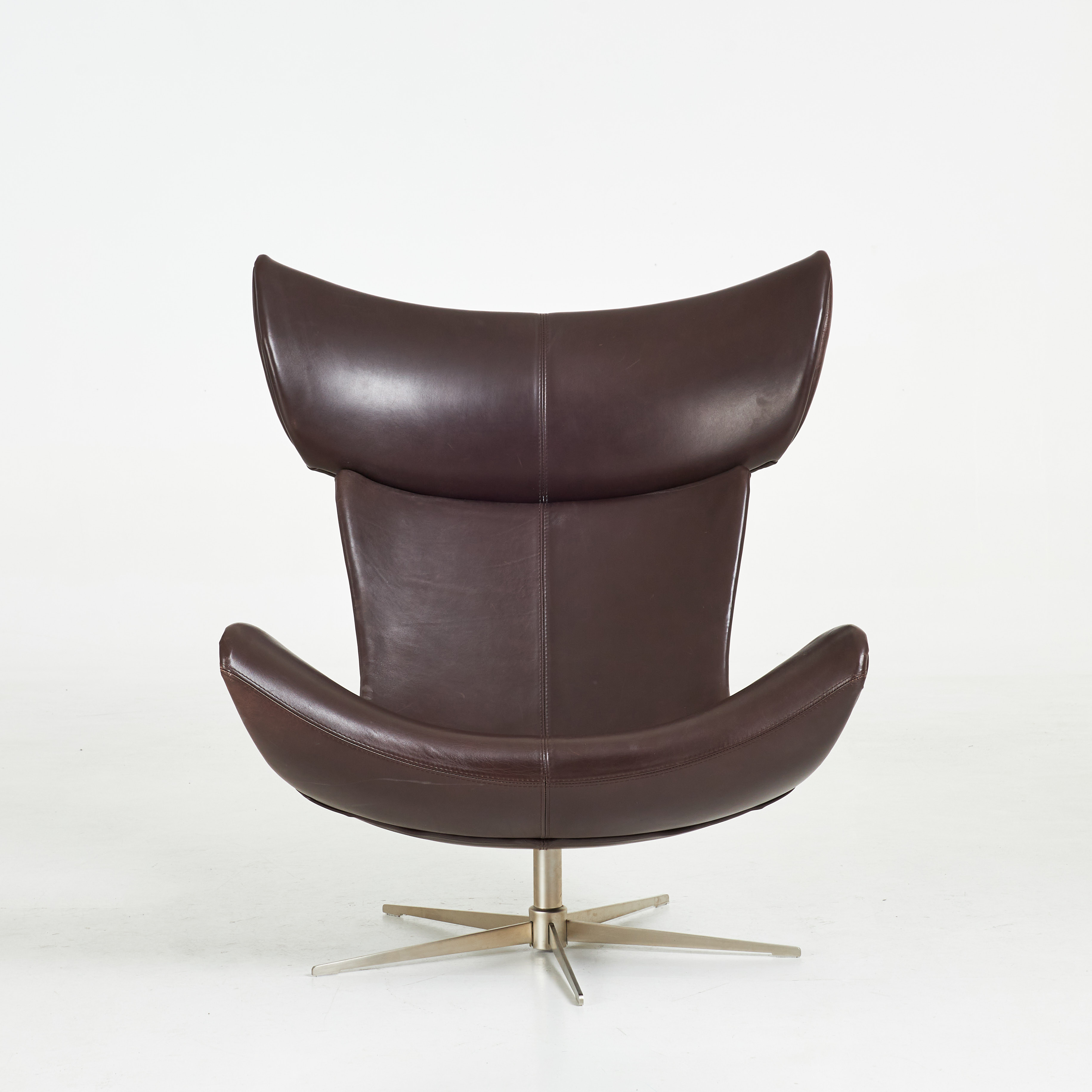 HENRIK PEDERSEN. "Imola",fåtölj, för BoConcept, samtida, klädd i sienna brunt skinn.