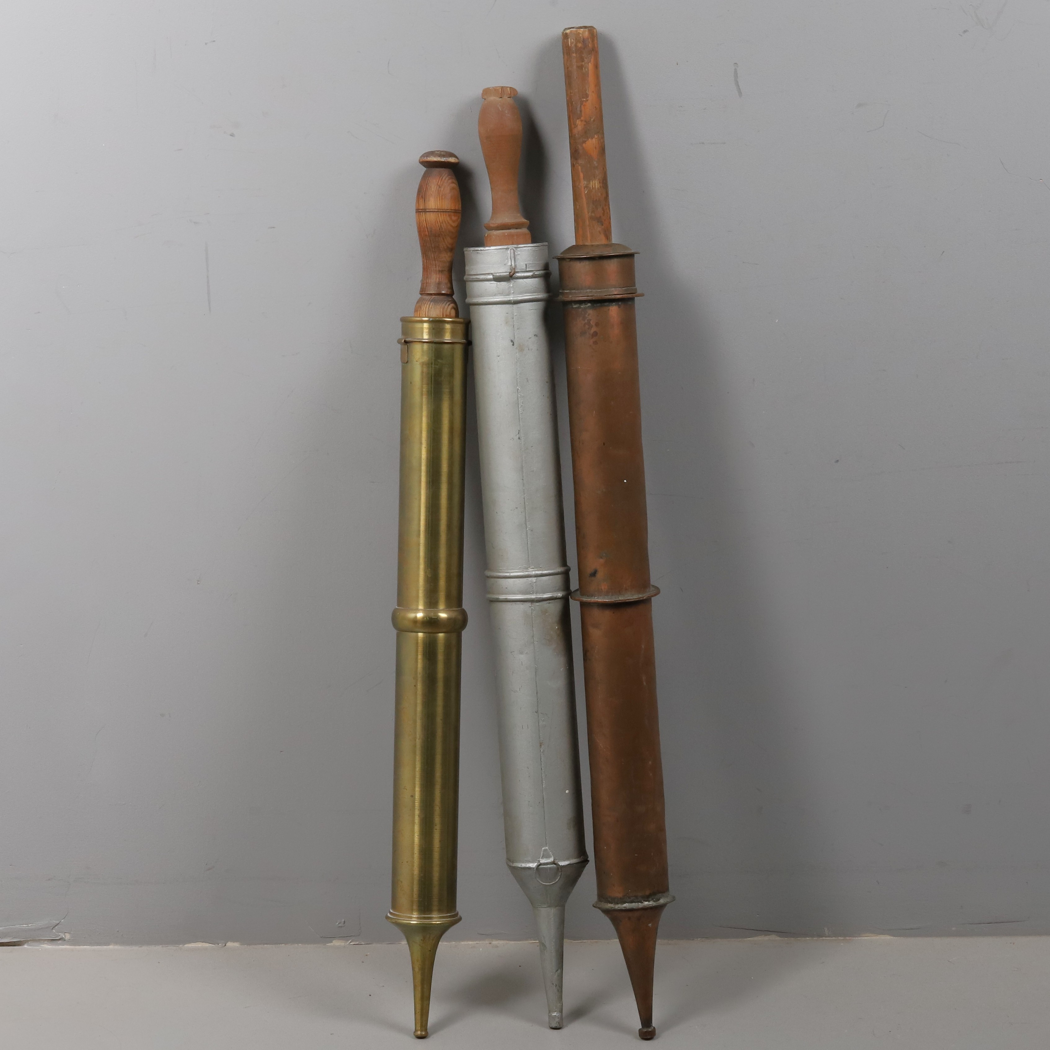 BRANDSPRUTOR. 3 st. Mässing Skultuna, koppar och Vitmetall.