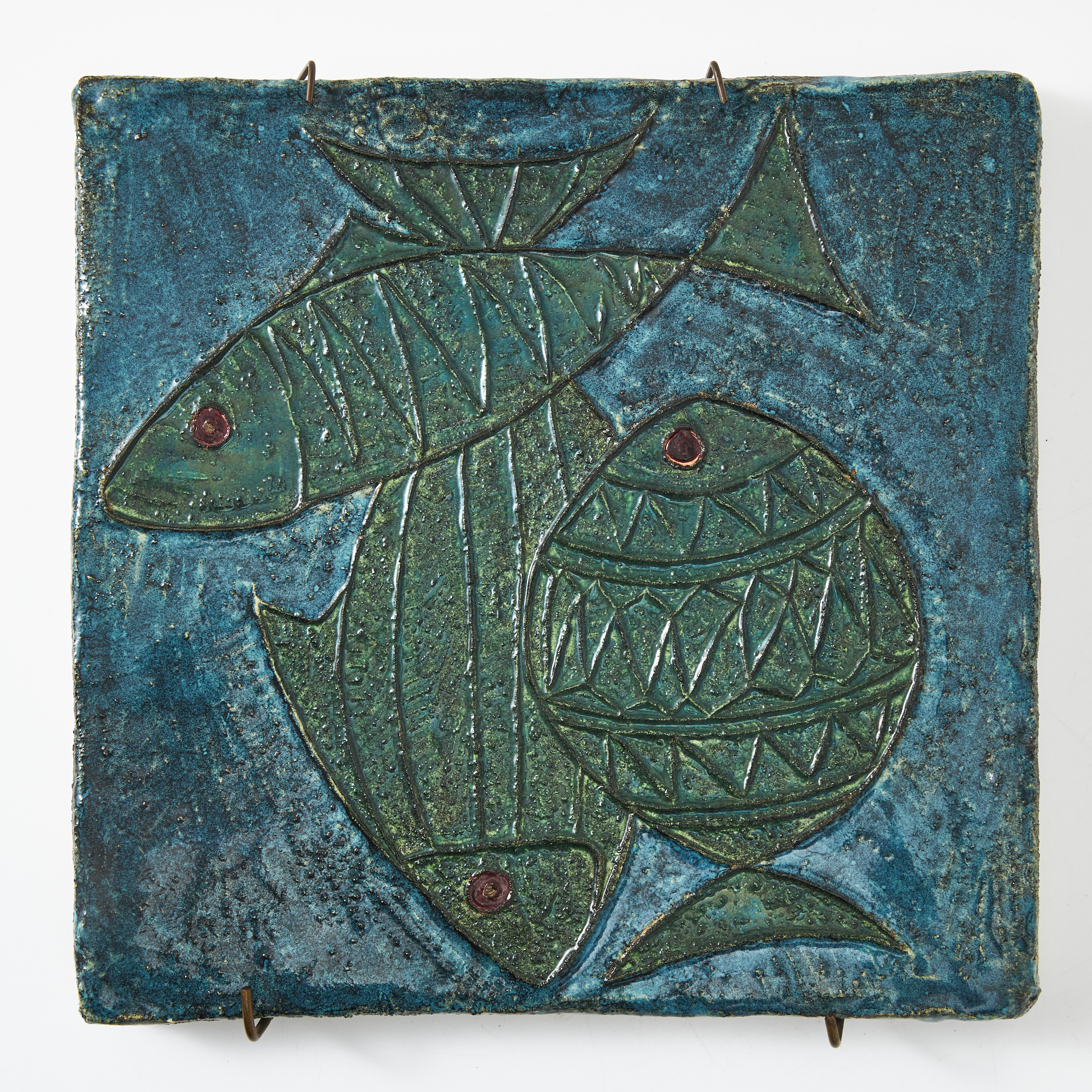 ANNI FRIBERG. Väggrelief, dekor av fiskar i stim, chamotterat stengods, glasyr i blått, signerad och daterad AF -54.