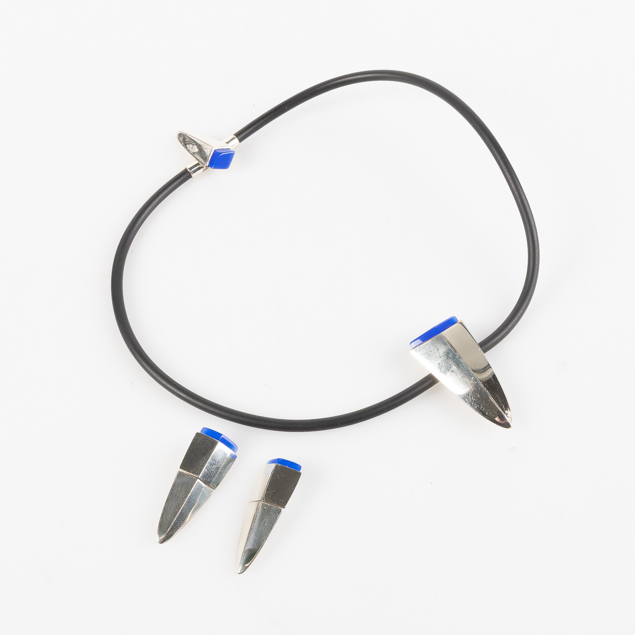 ULLA POROPUDAS, halsband och örhängen, silver och akryl. Lapponia 1986.