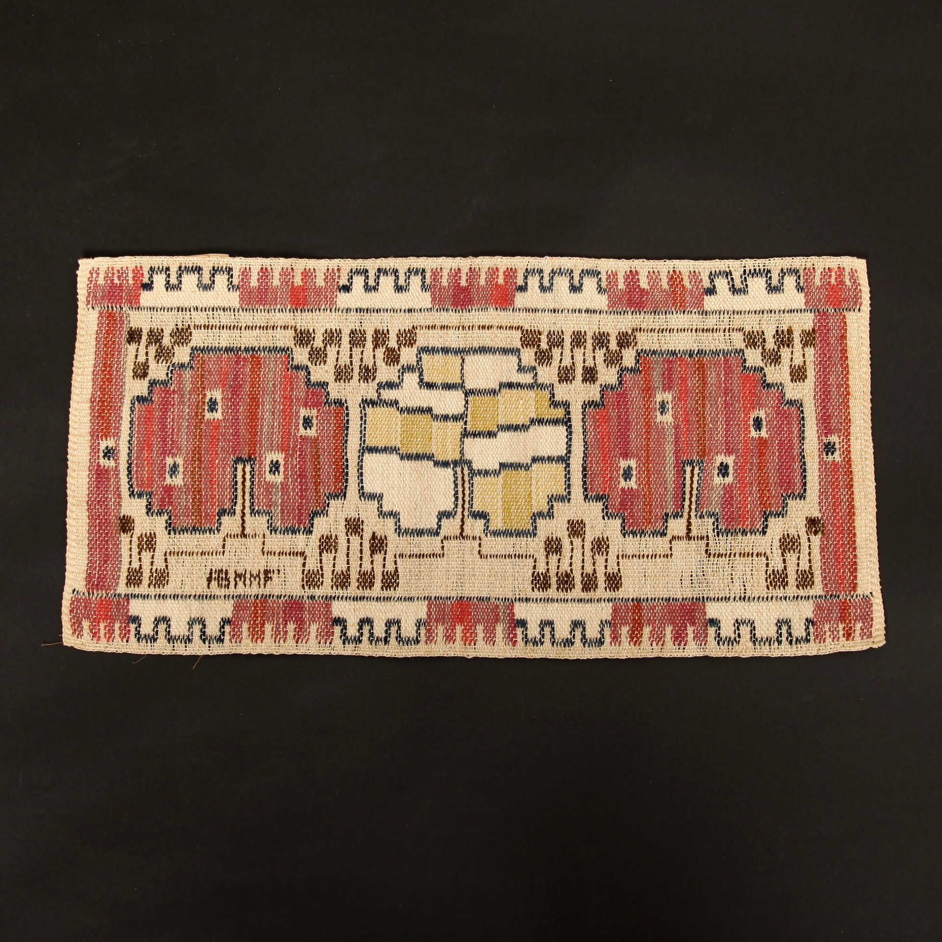 MÄRTA MÅÅS-FJETTERSTRÖM. 1873-1941. Vävnad, "Grodblad", inplock på linnebotten, 60 x 29 cm. Komponerad 1933, tillverkad efter 1941, signerad "AB MMF".