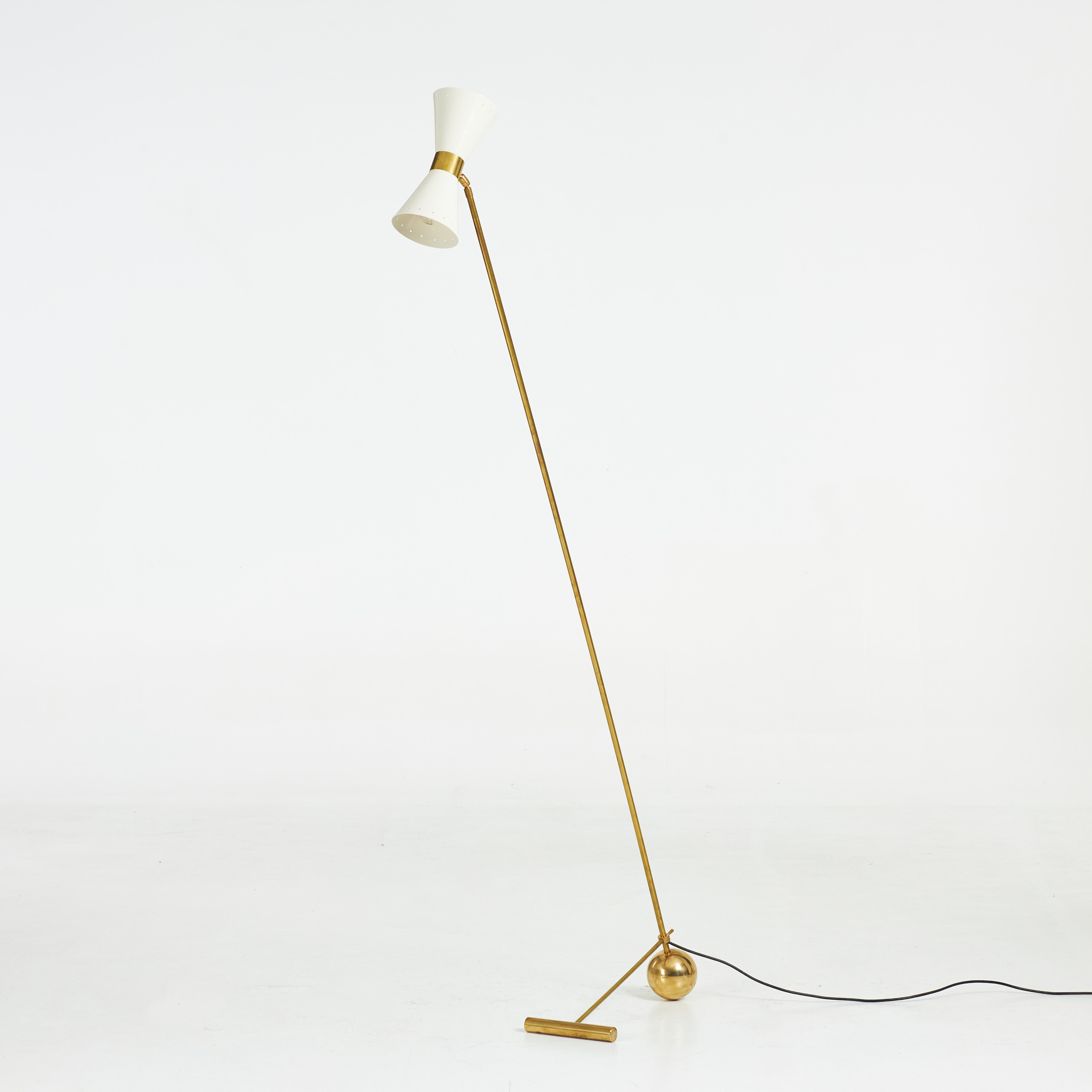 GOLVLAMPA, "Piantana Diabolo White", Luci Srl, Parma, Italien, samtida, stomme i mässing, samt skärmar i lackerad plåt.